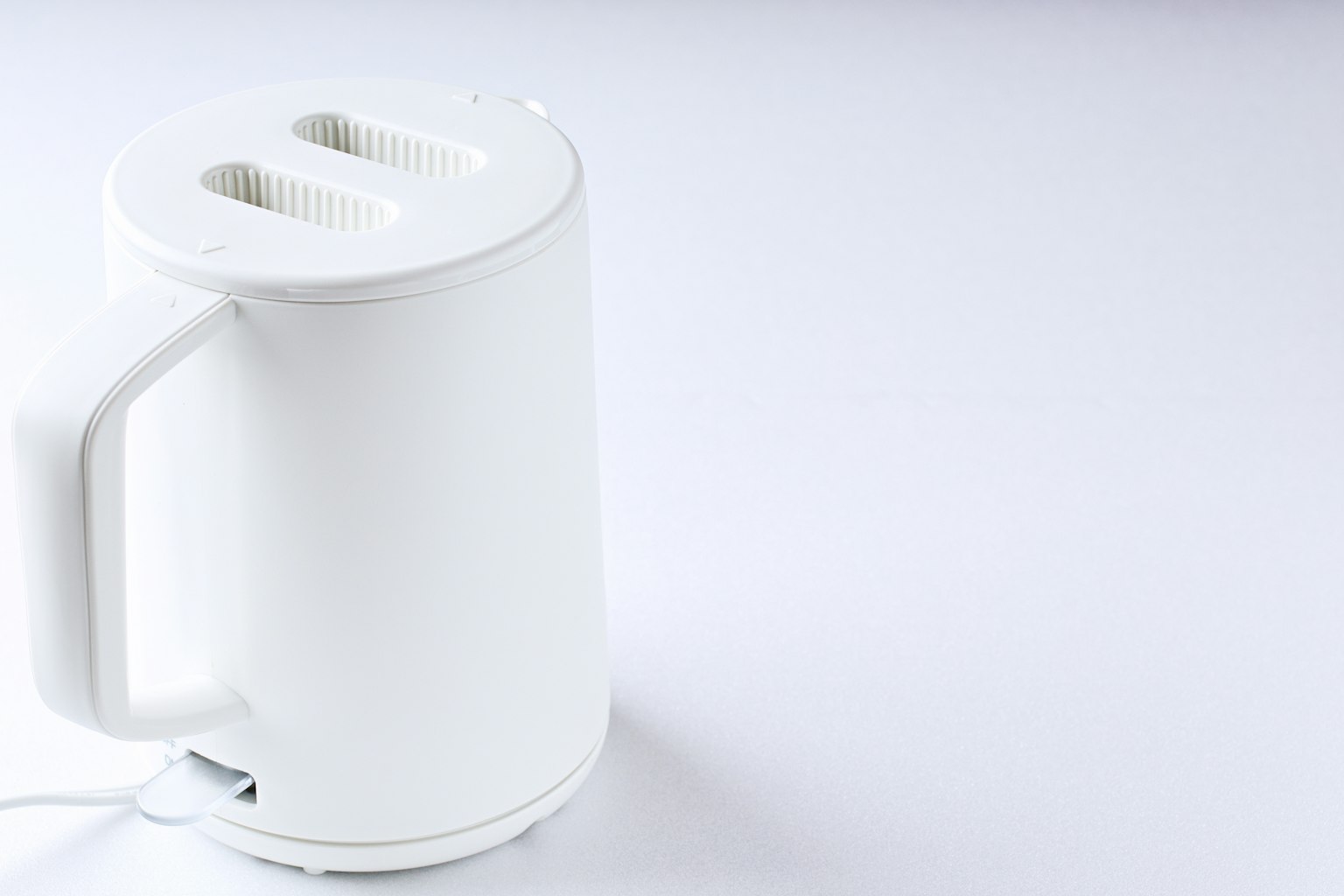 Design simple d'un grille-pain blanc vu de côté