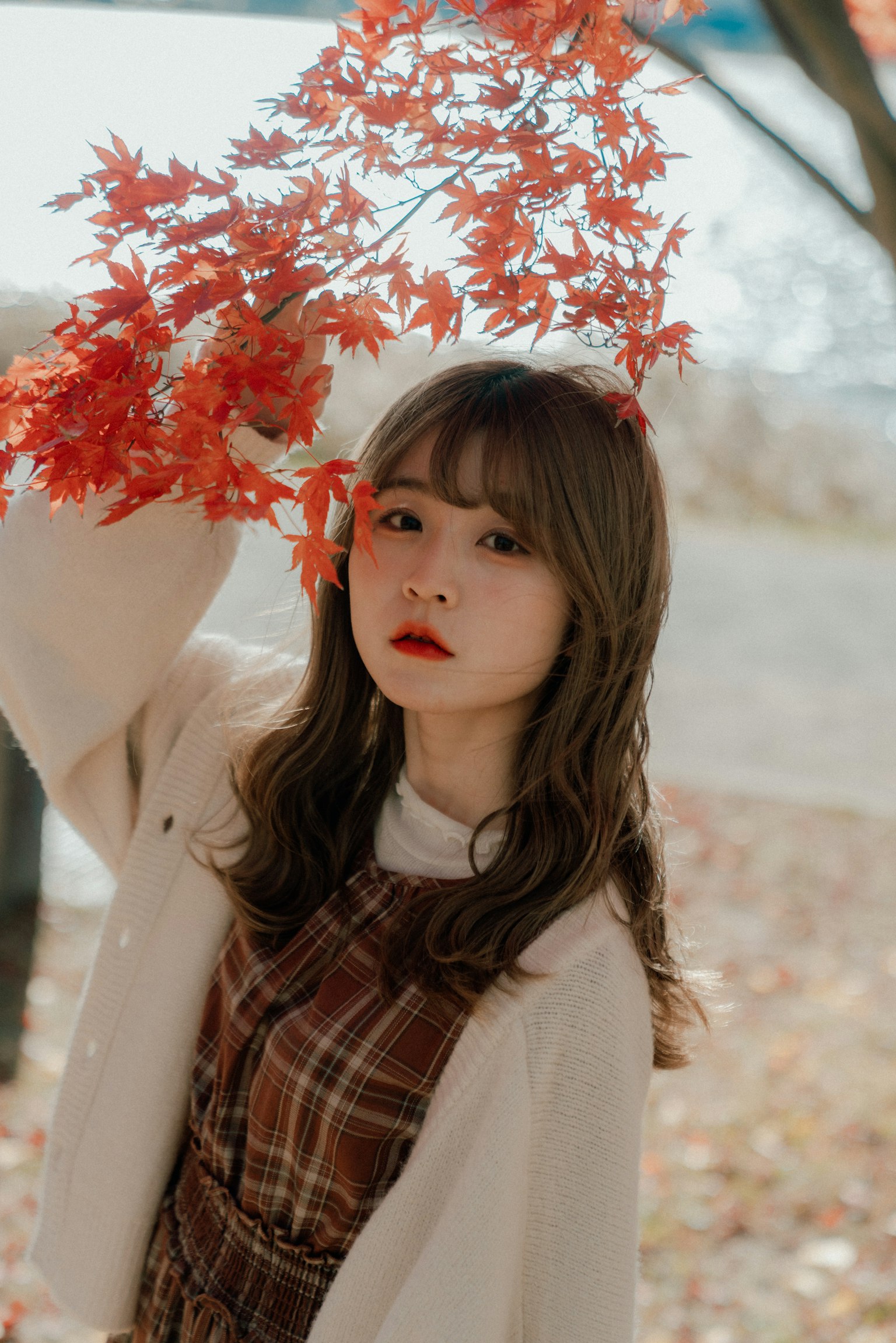 Retrato de una mujer con hojas de otoño de fondo