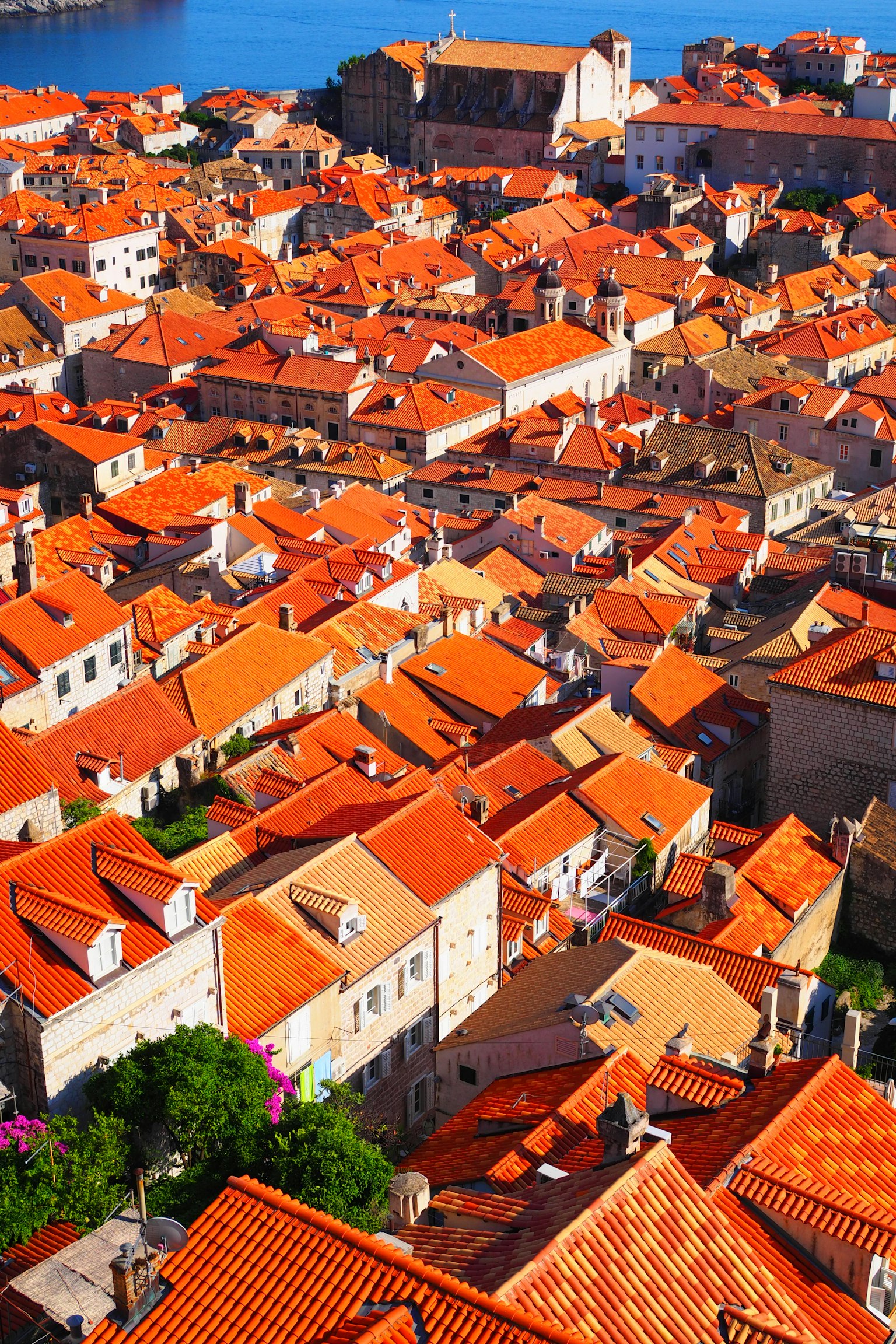 ทิวทัศน์ทางอากาศของดูบรอฟนิกพร้อมบ้านหลังคาสีแดงและทะเลสีน้ำเงิน
