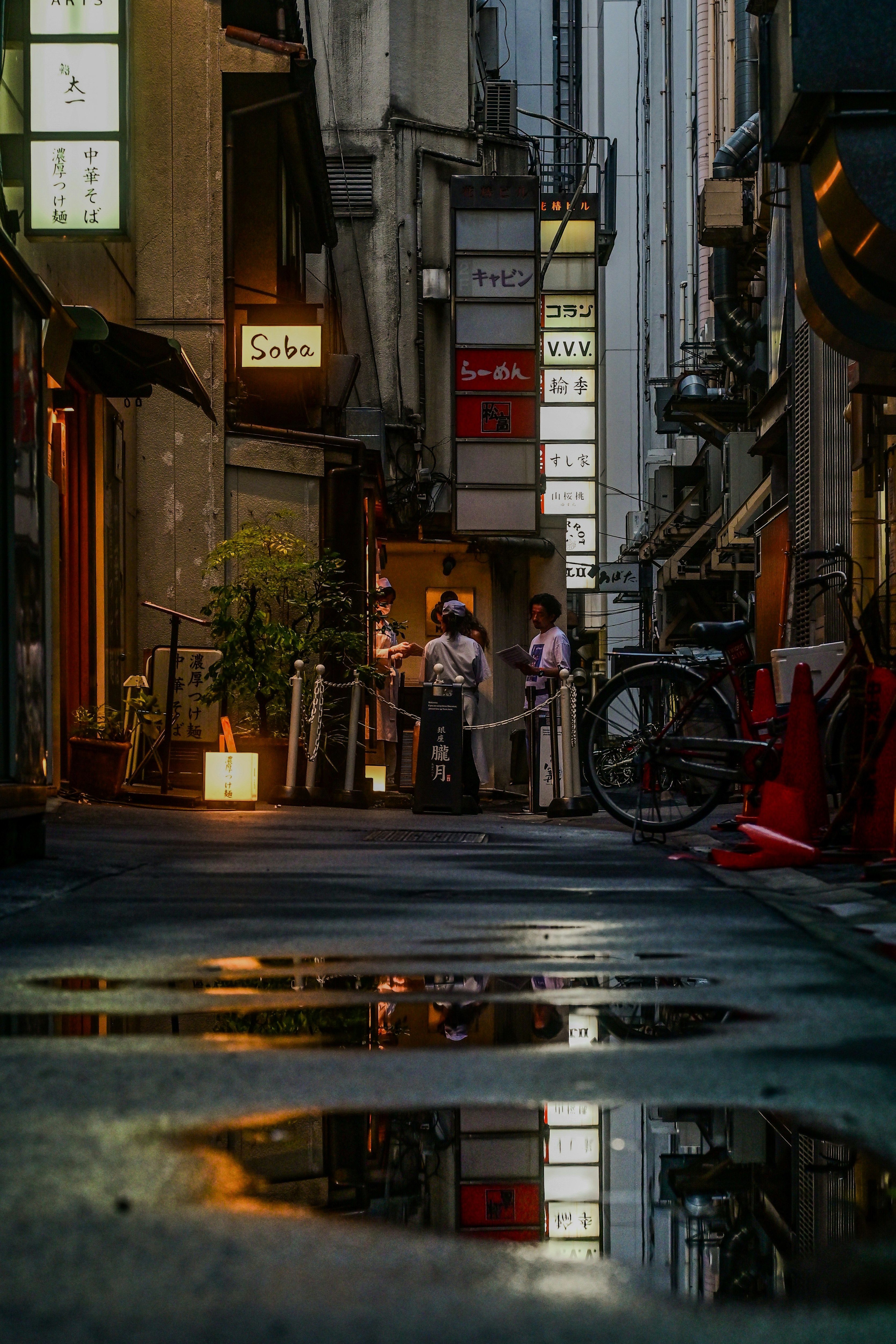 coin de rue avec vélos et devantures