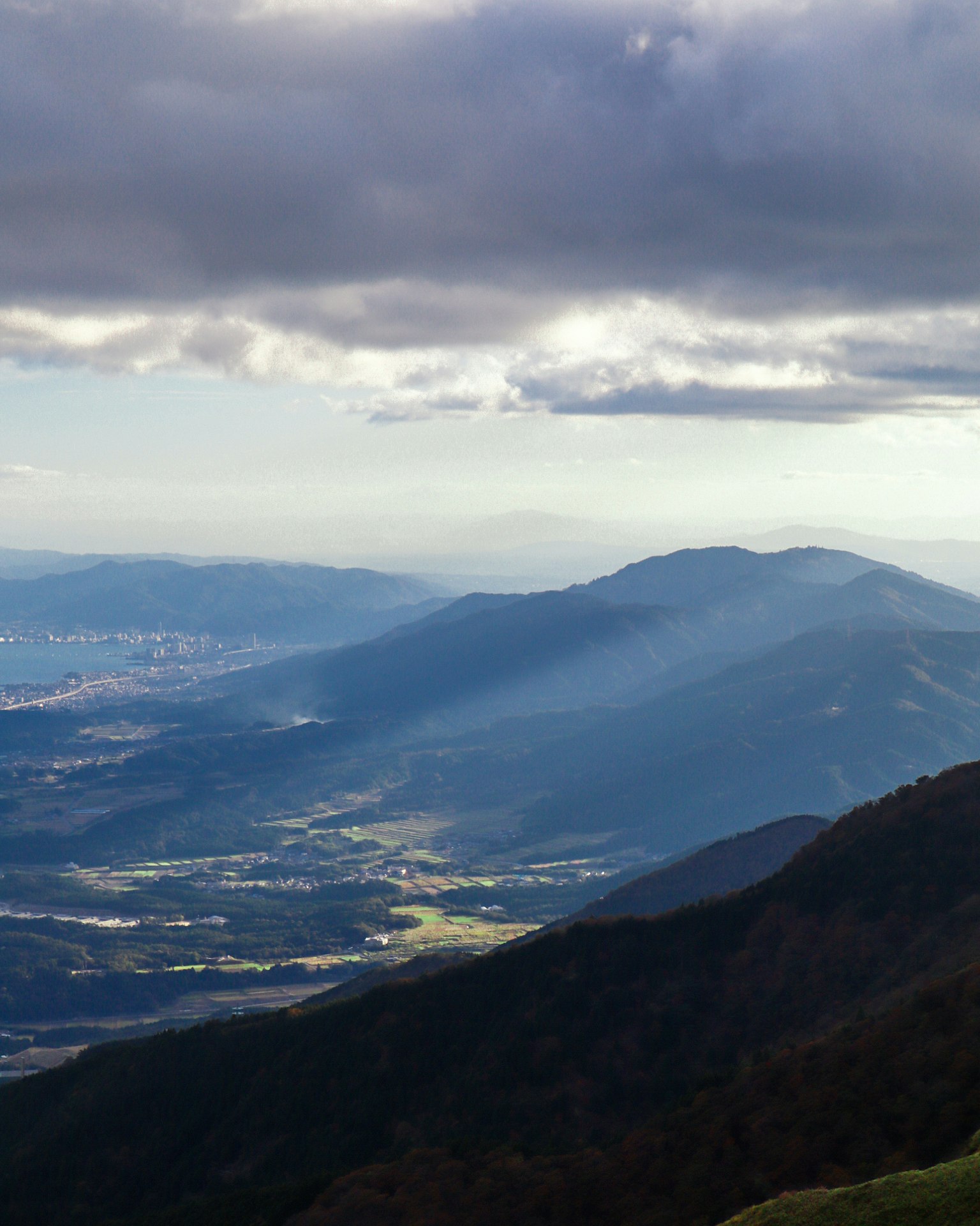 Vue lointaine des chaînes de montagnes avec des rayons de lumière douce