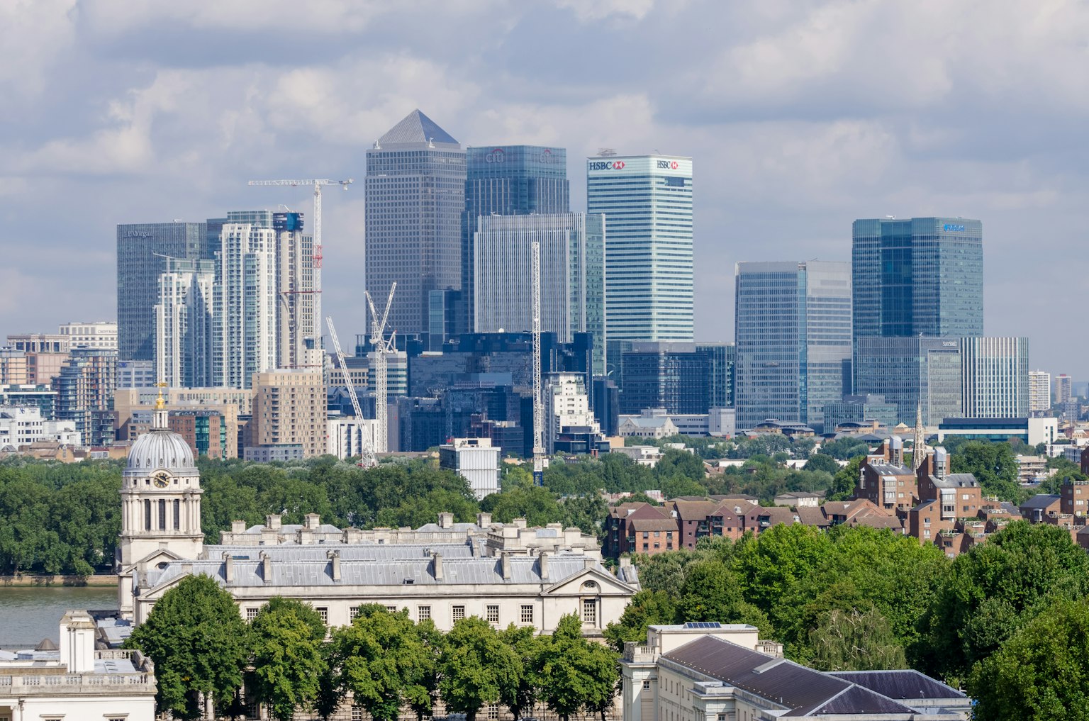 Grattacieli di Canary Wharf a Londra con parco verde in primo piano
