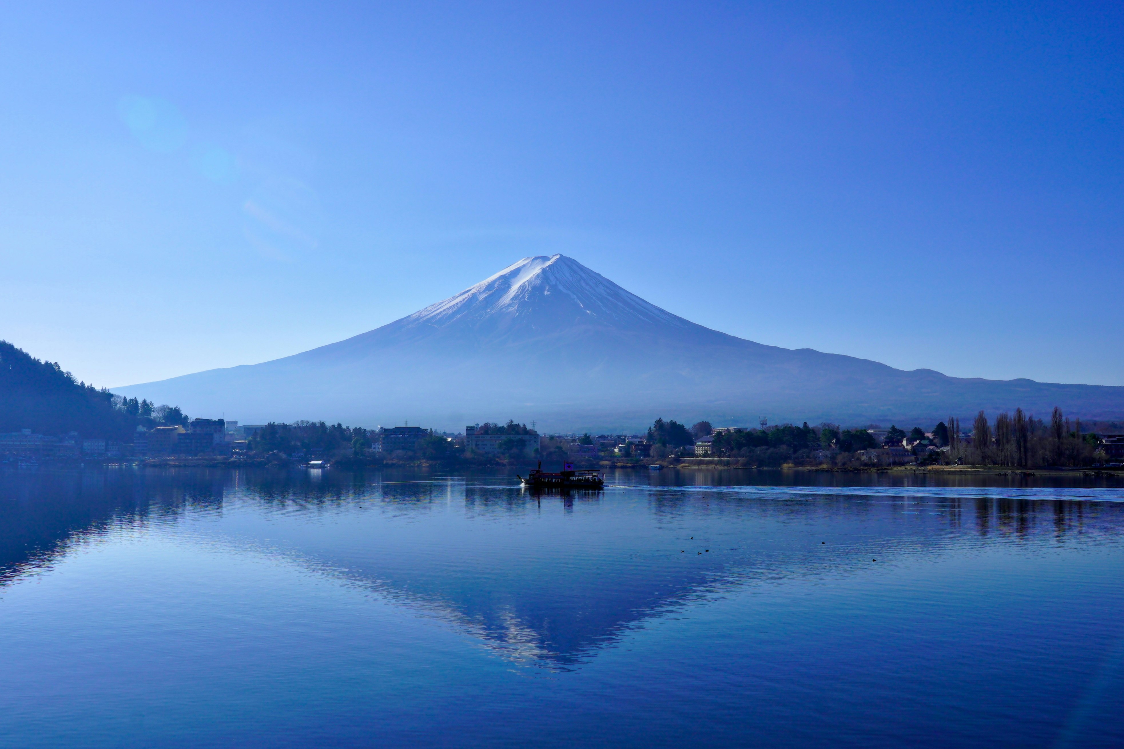 湖面に映る富士山のある静かな風景