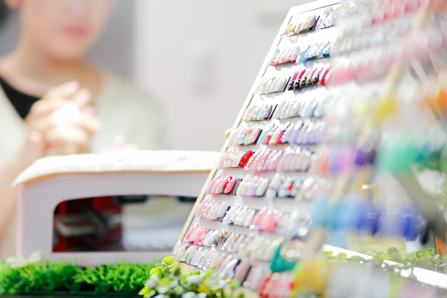 指甲藝術樣品展示，背景模糊的人物
