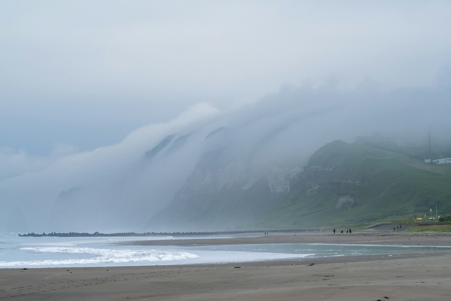 霧氣瀰漫的海岸風景與山脈