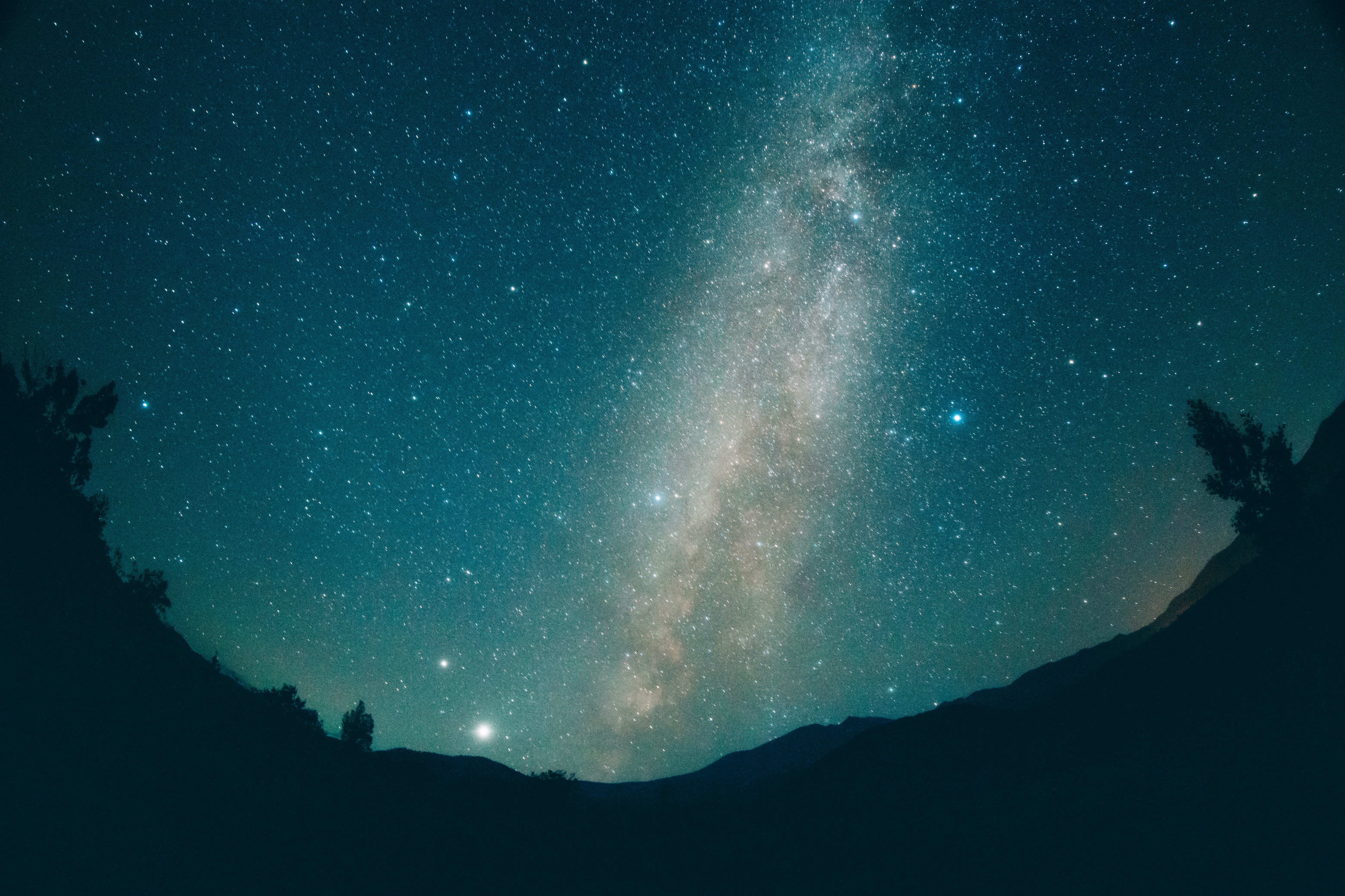 Voie lactée au-dessus d’une crête de montagne la nuit