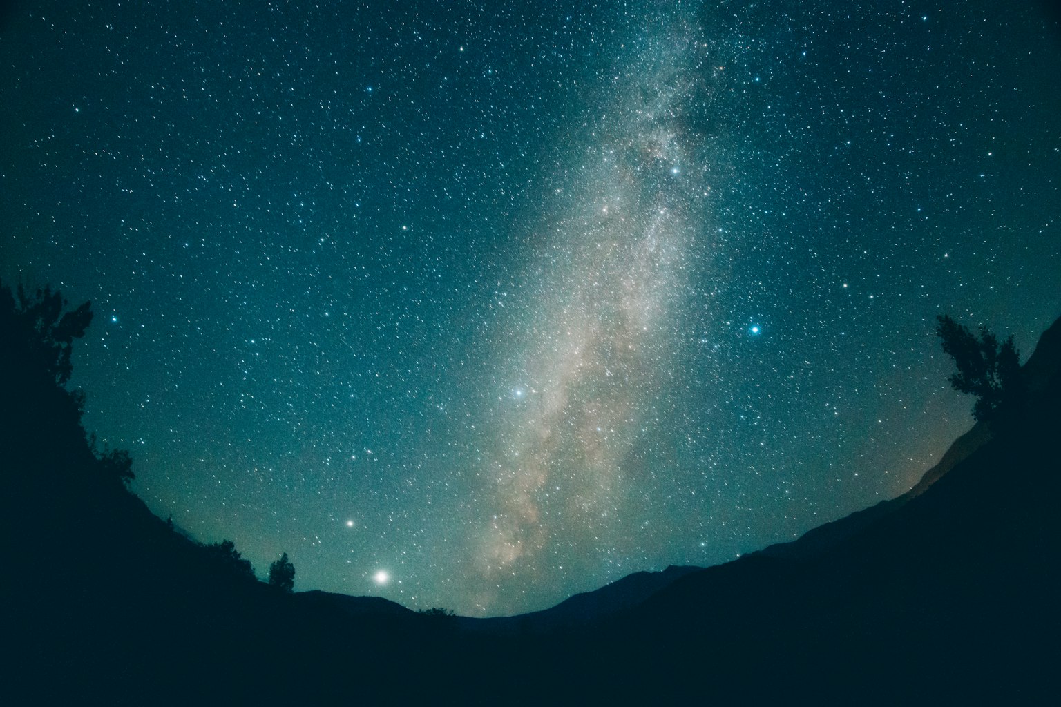 Hermoso cielo nocturno con la Vía Láctea y estrellas brillantes