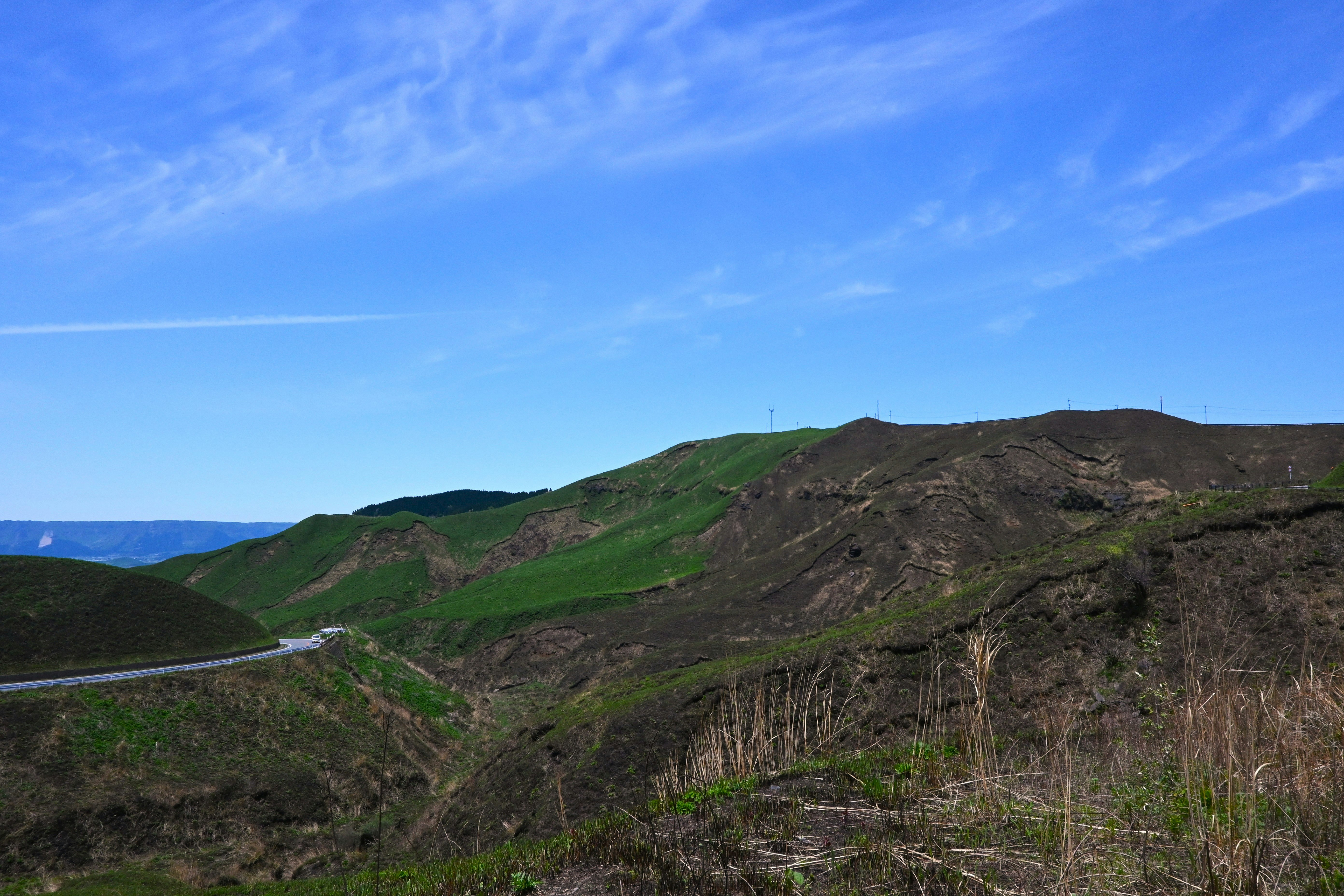 箱石峠の山道と広がる草地の風景