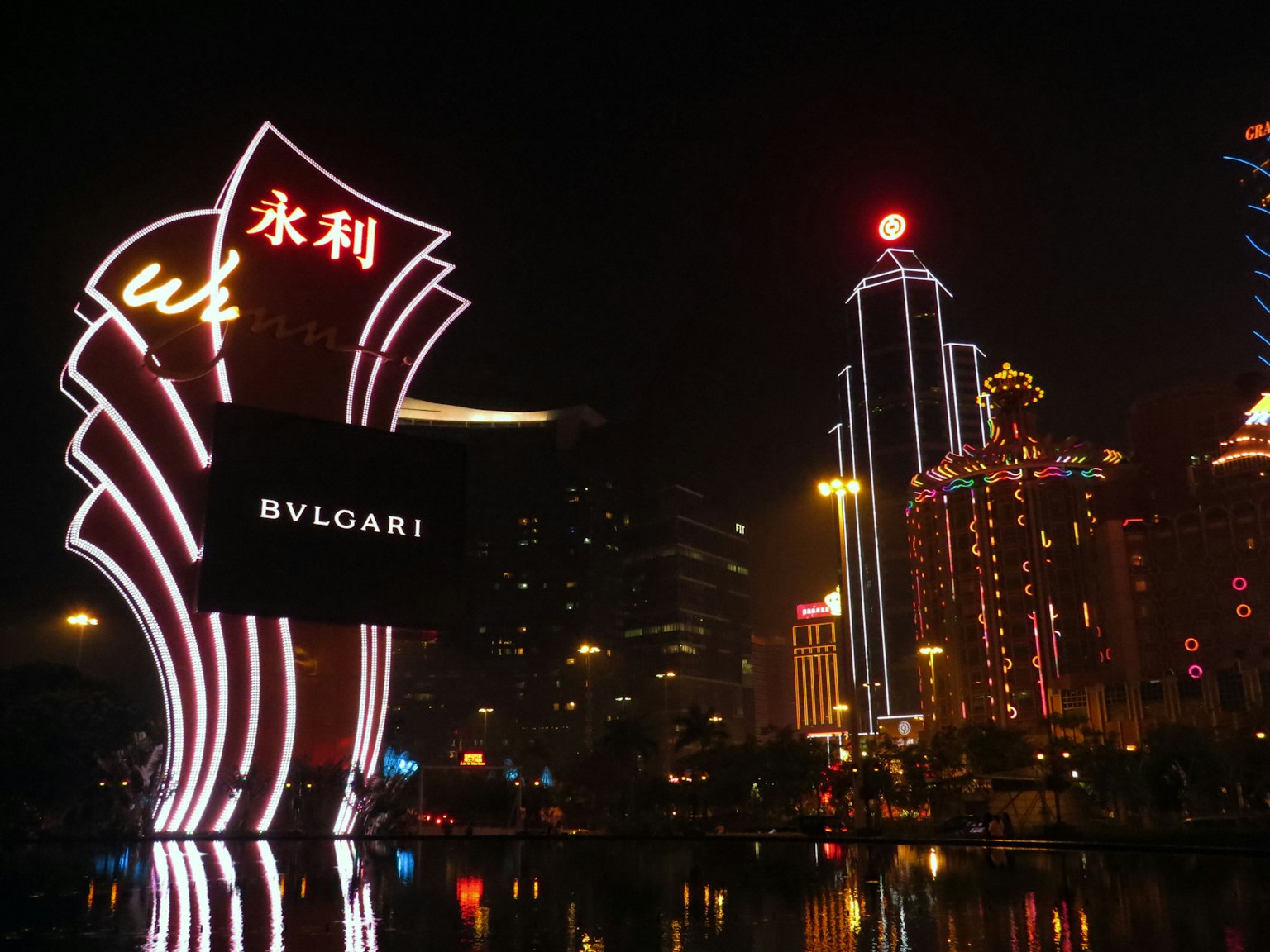 ทิวทัศน์เมืองยามค่ำคืนที่มีป้ายไฟนีออนและตึกระฟ้า