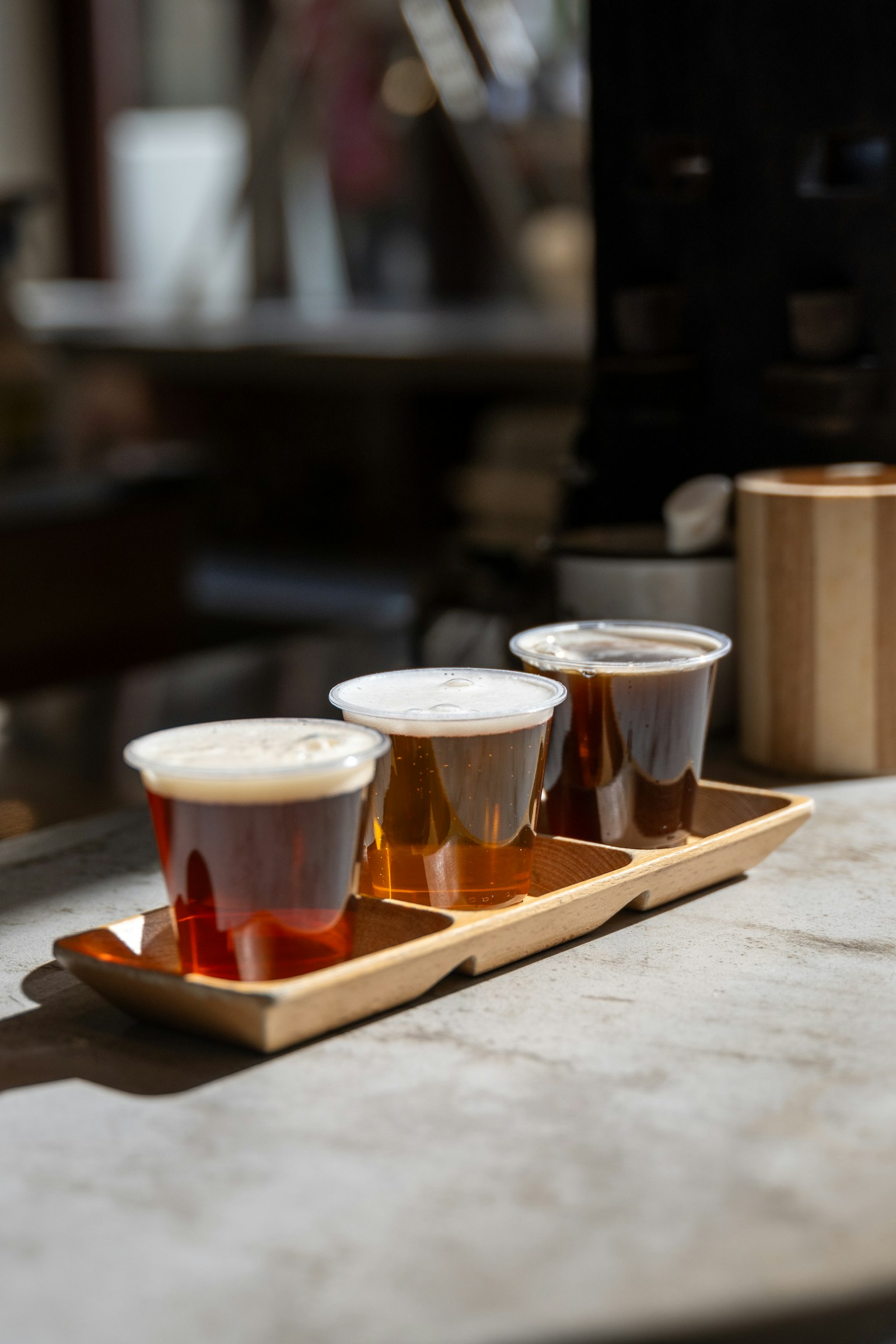 三種啤酒樣品放在木托盤上