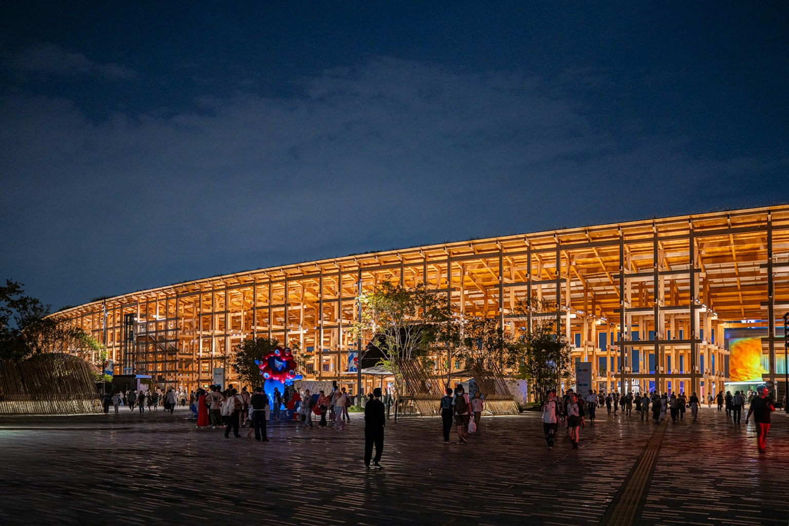 Ein wunderschön beleuchtetes Gebäude bei Nacht mit versammelten Menschen