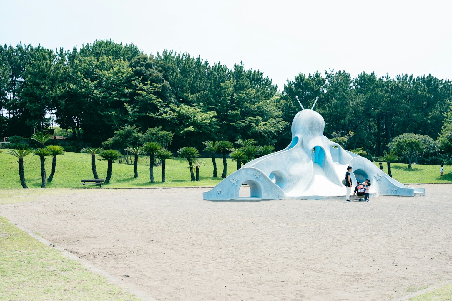 Cảnh công viên với cấu trúc chơi hình bạch tuộc màu xanh lam