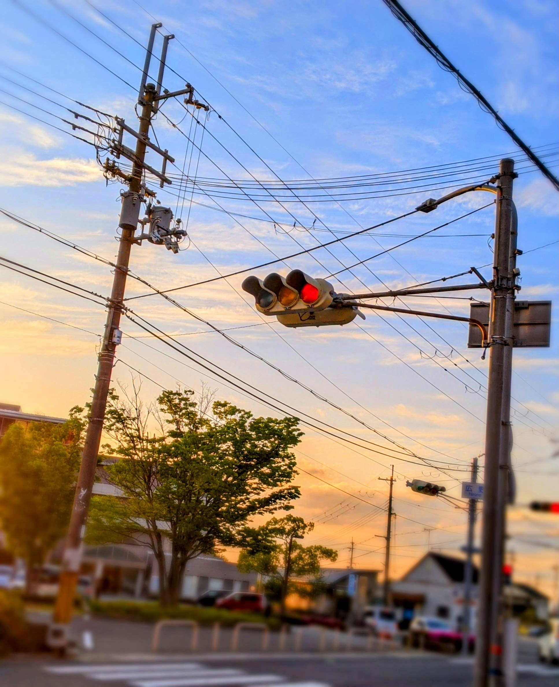 赤い信号機と夕暮れの交差点の空