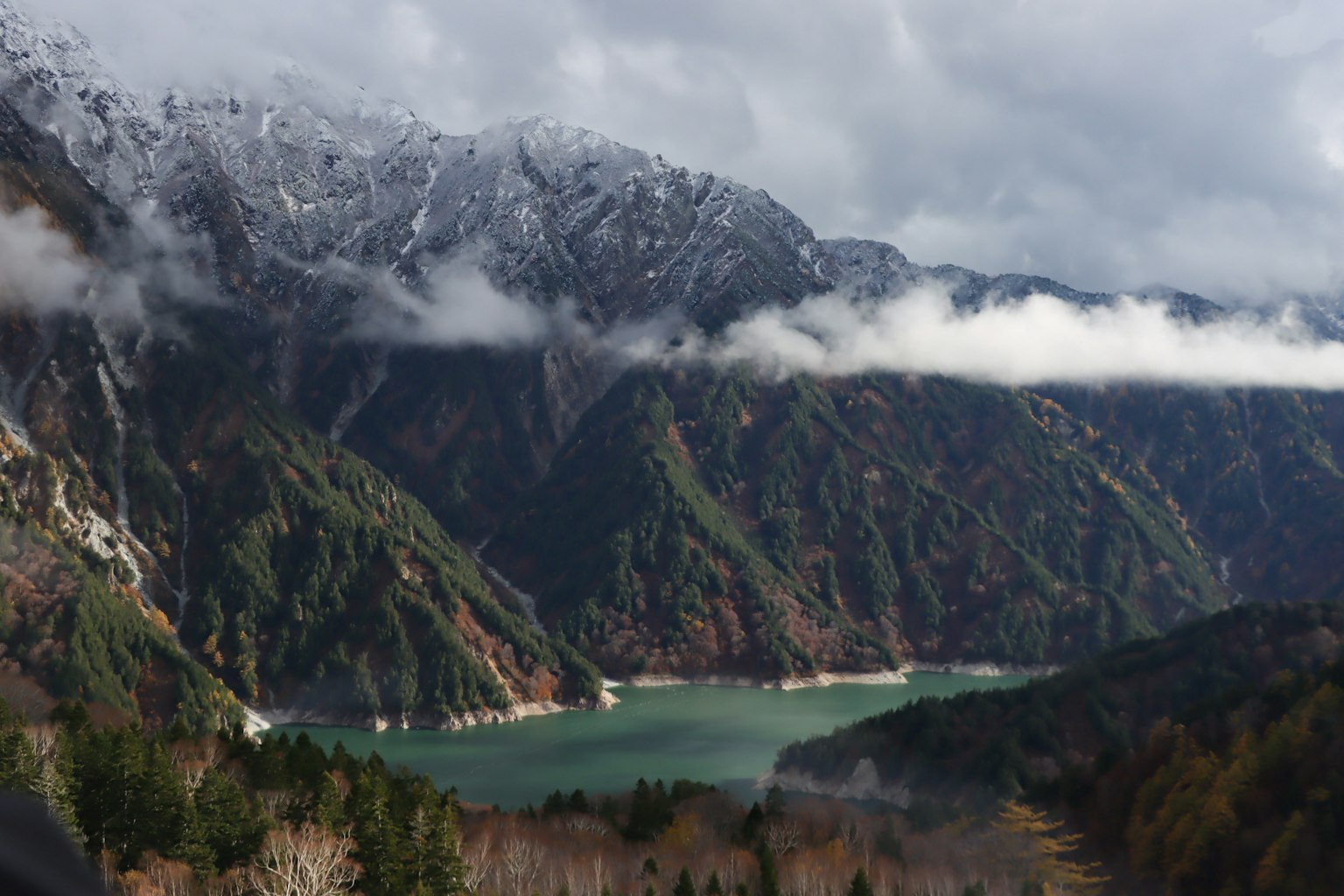 Vue panoramique de montagnes enneigées et d'un lac