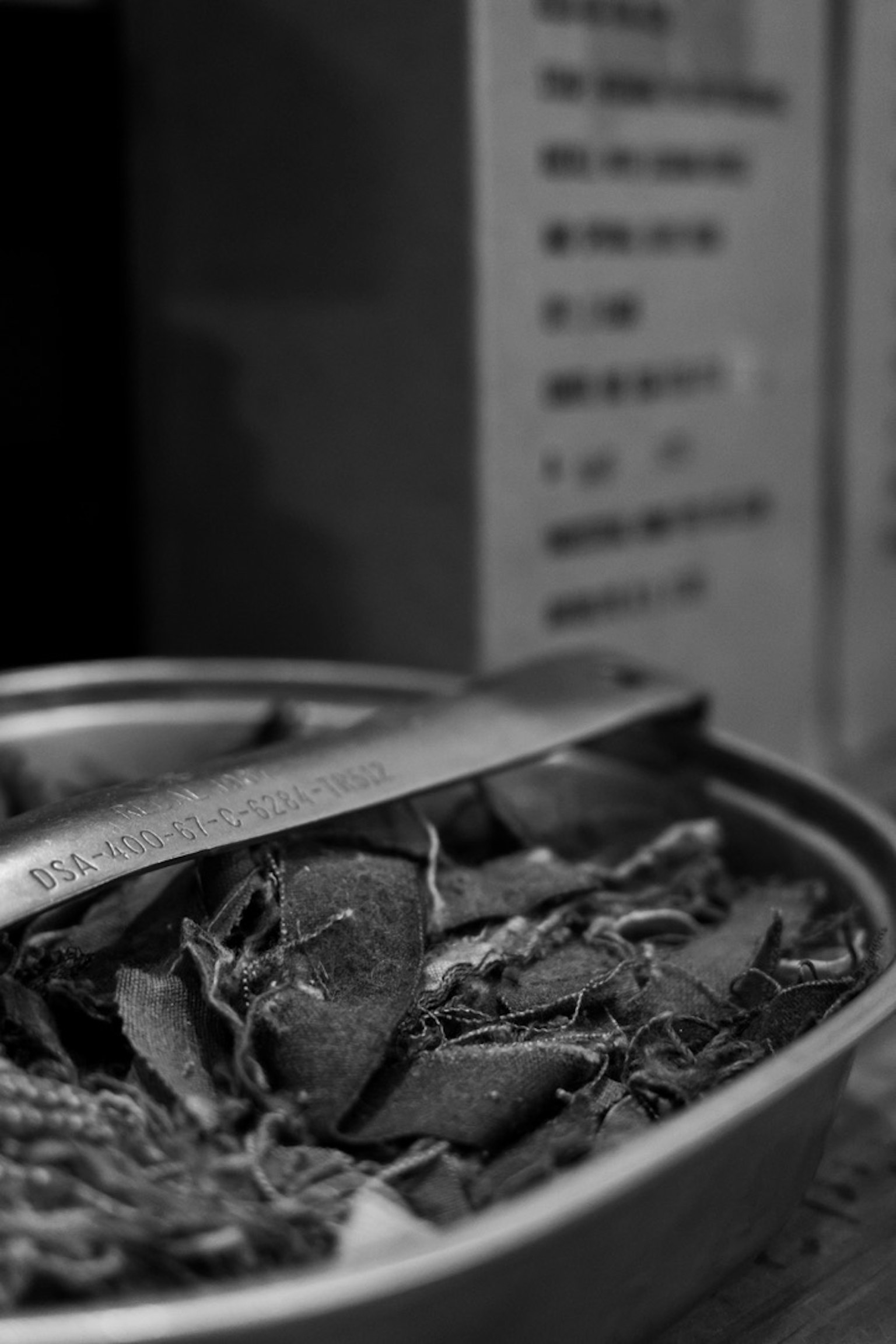 Image en noir et blanc avec des herbes séchées et une cuillère