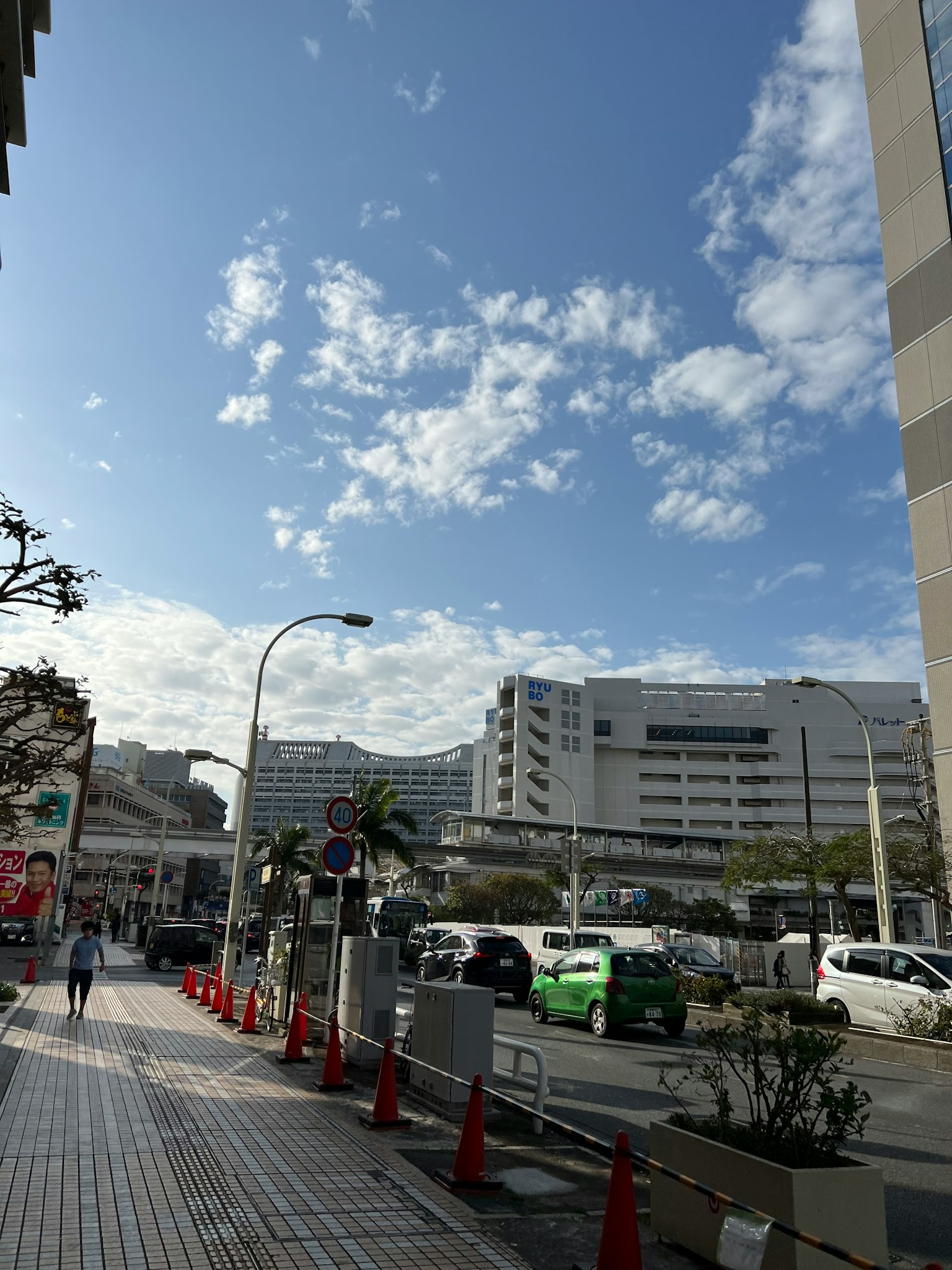 Scène urbaine avec ciel bleu clair et nuages épars