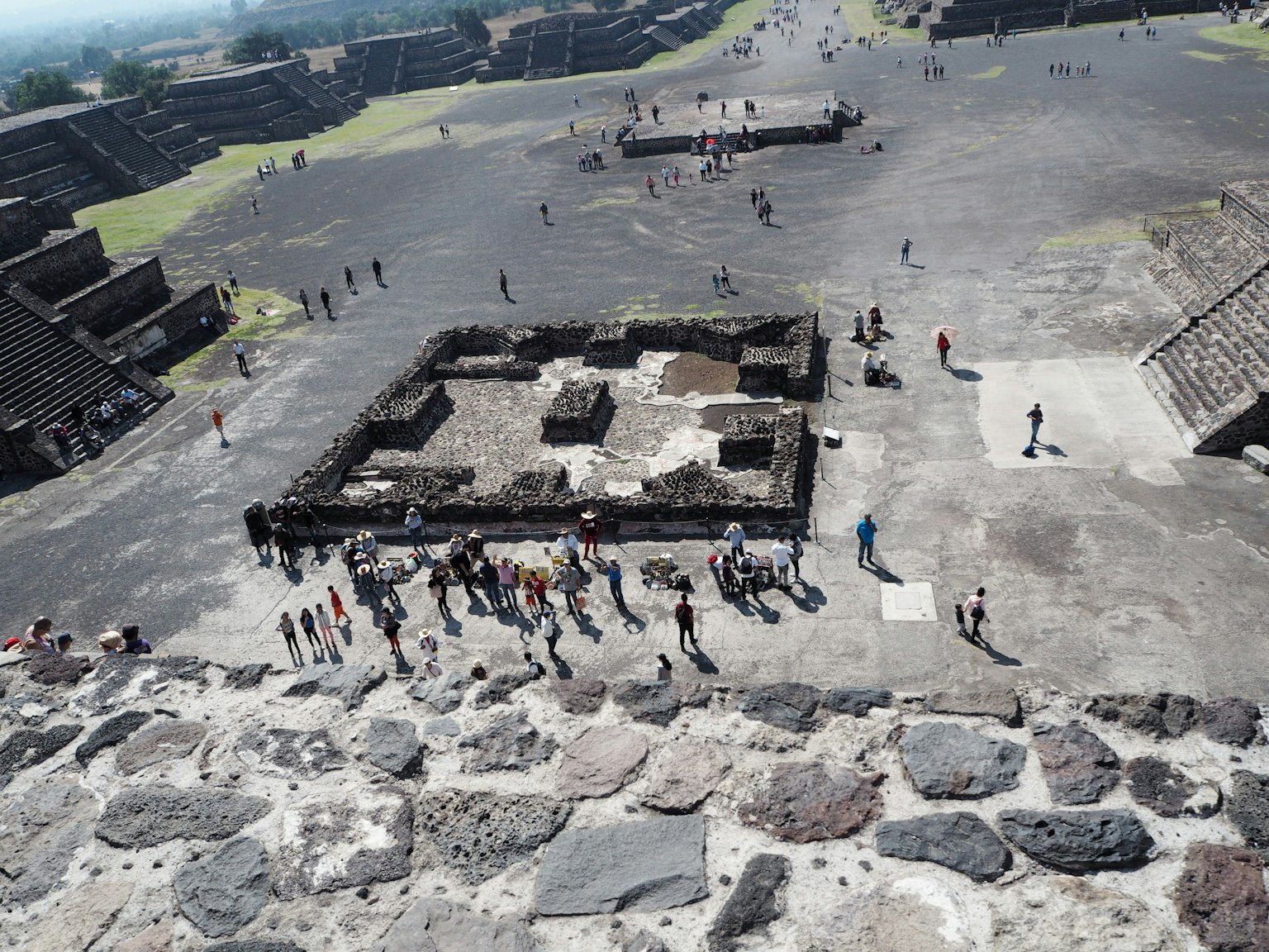 Luftaufnahme der alten Ruinen von Teotihuacan mit Menschen, die die Stätte erkunden