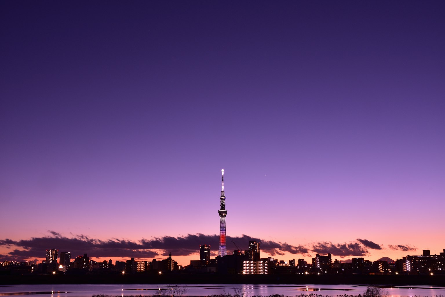 Tokyo Skytree contra un hermoso cielo al atardecer