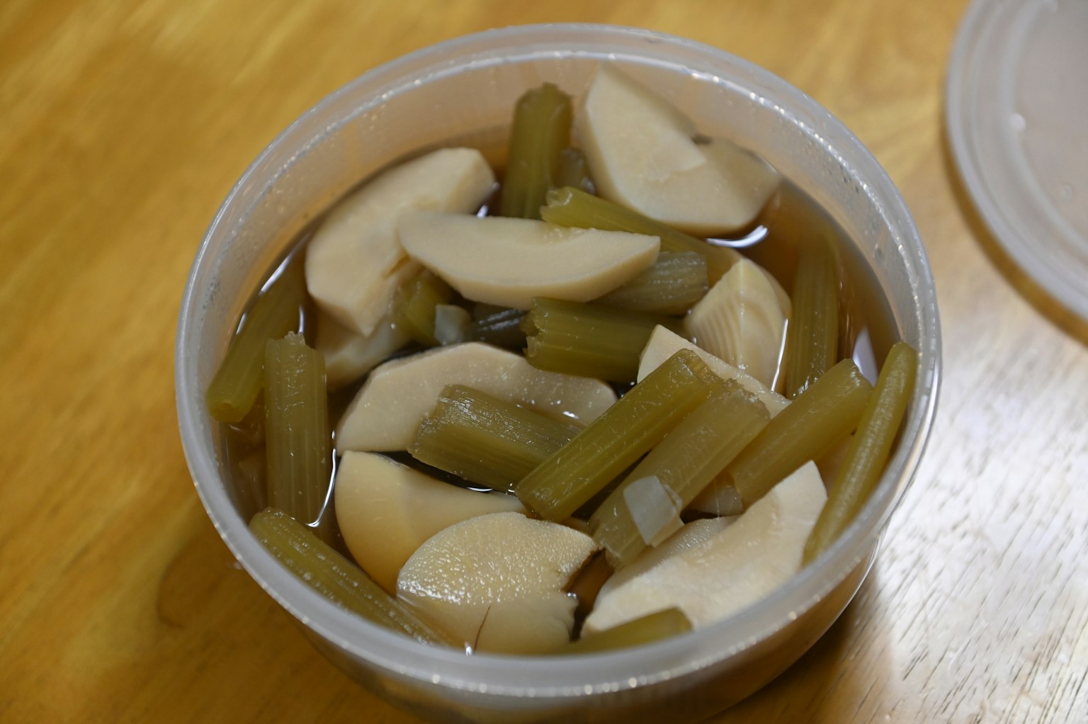 투명 용기에 담긴 단맛의 절인 과일과 채소