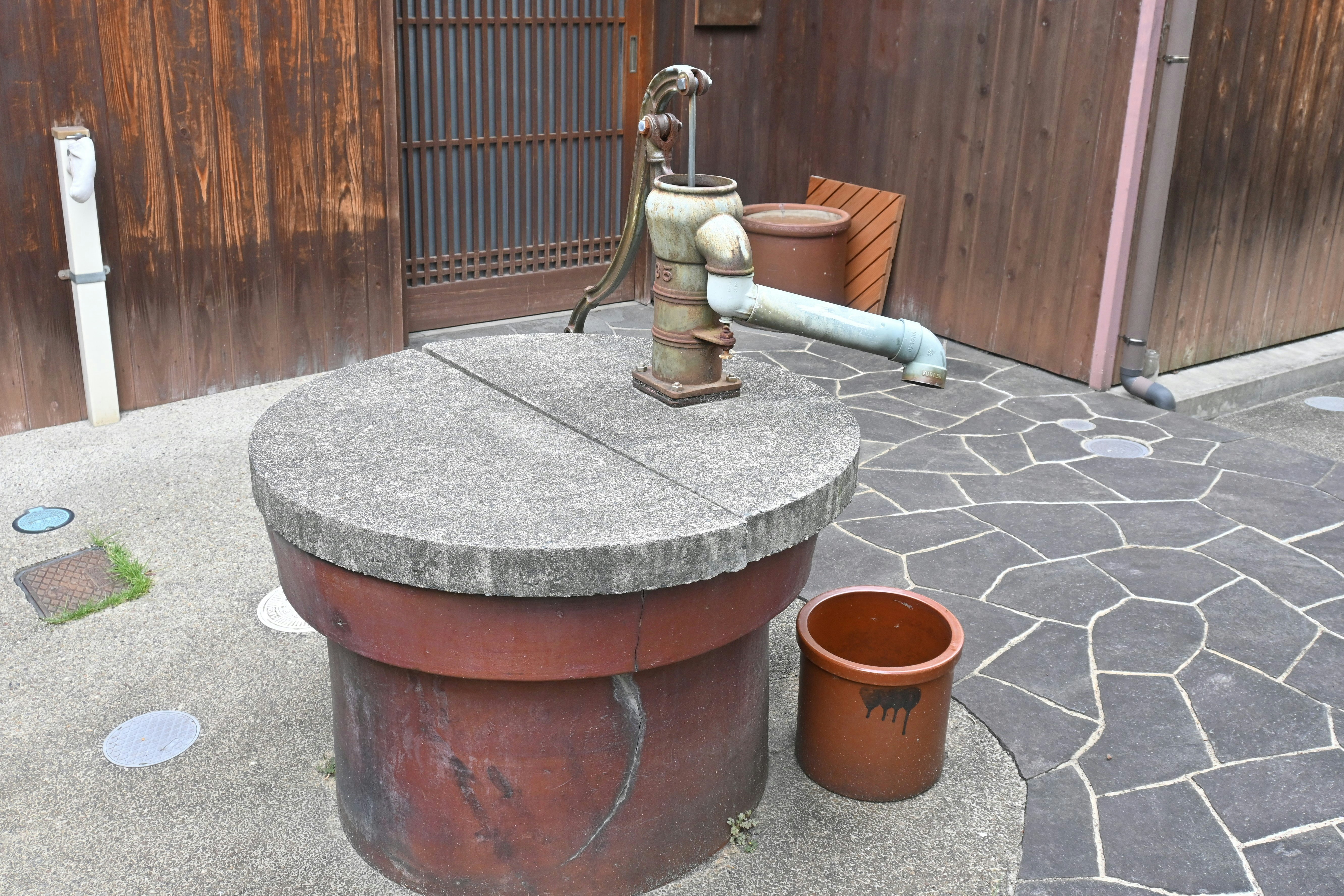 常滑烧街巷里的手水钵与水龙头