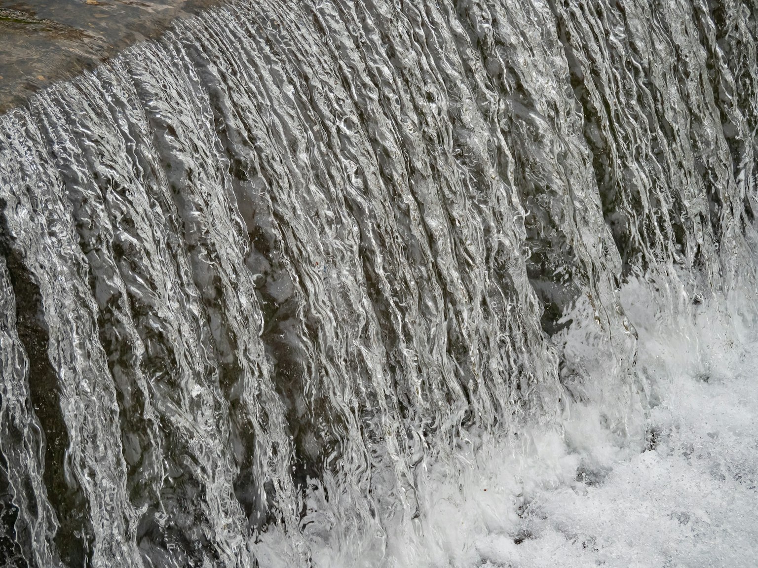 瀑布流動水的特寫展示水的質感和圖案