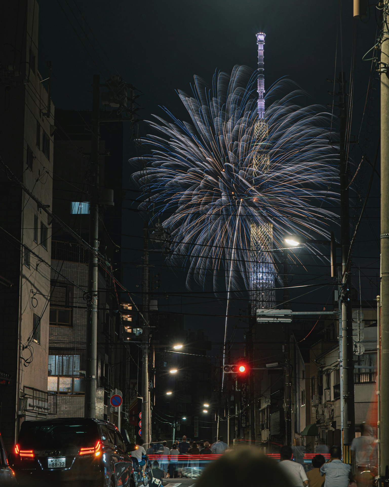 夜空中綻放的煙火與東京晴空塔在背景中可見
