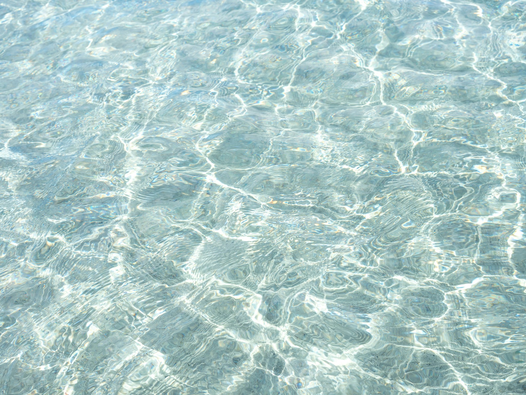 glitzernde, wellige Wasseroberfläche