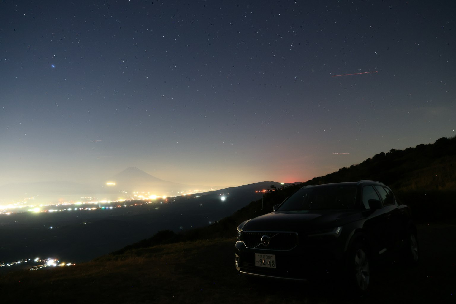 黑色SUV与星空下富士山的轮廓