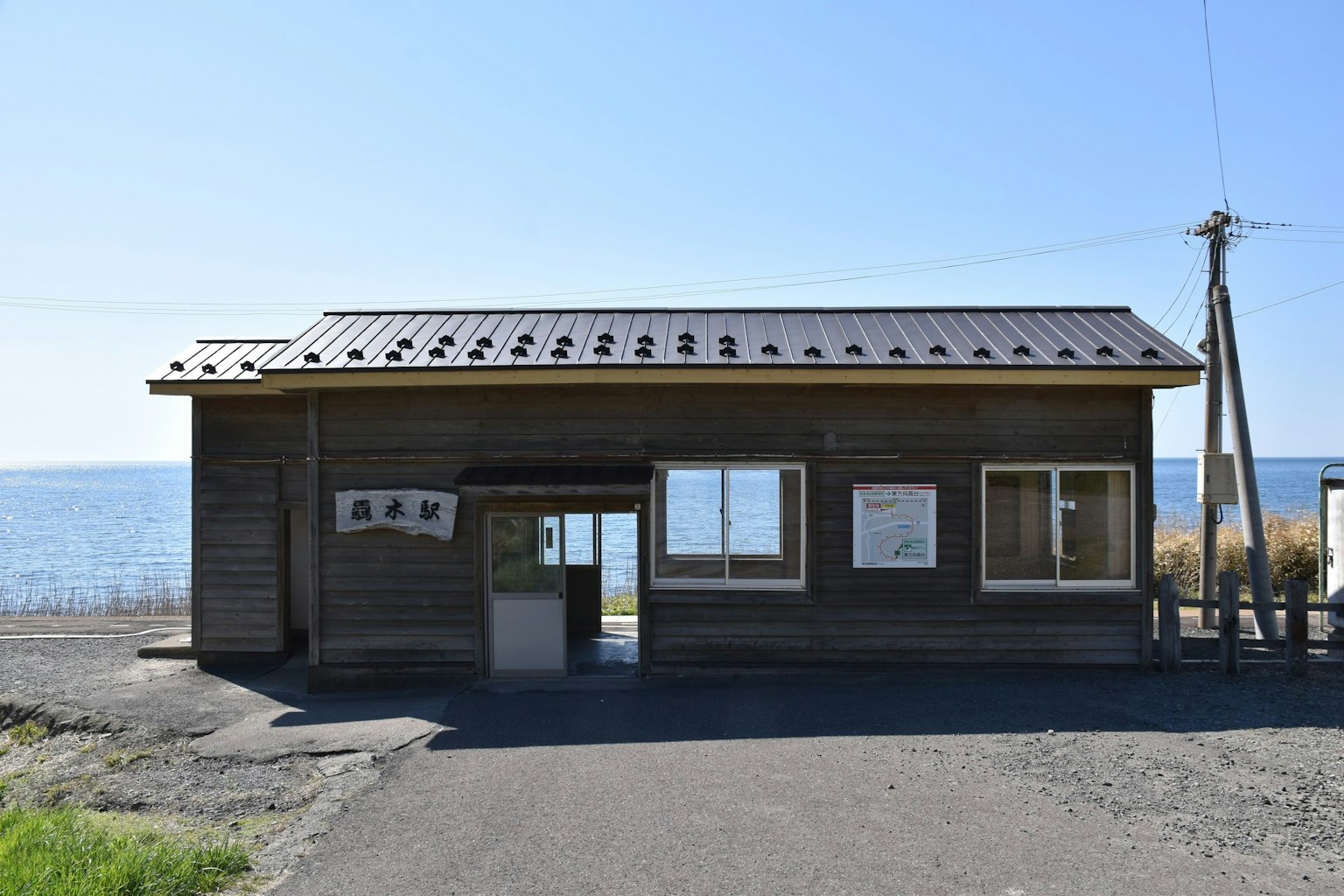 Extérieur d'un bâtiment en bois au bord de la mer