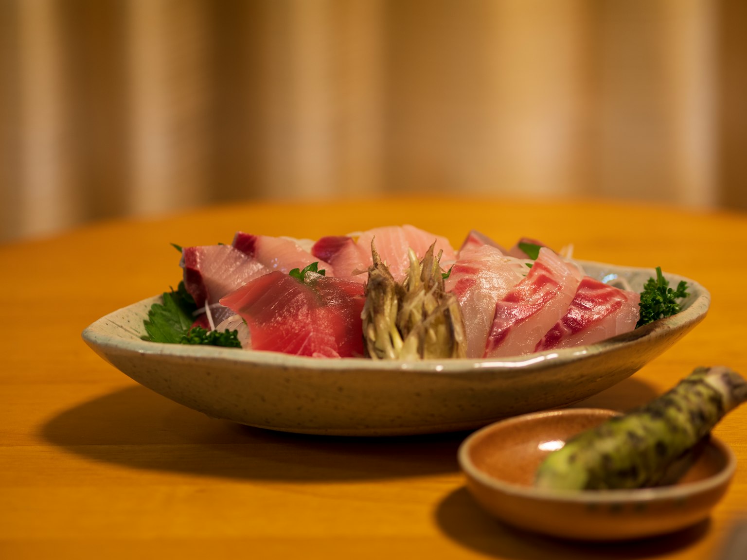 Sashimi fresco servido en un plato con wasabi