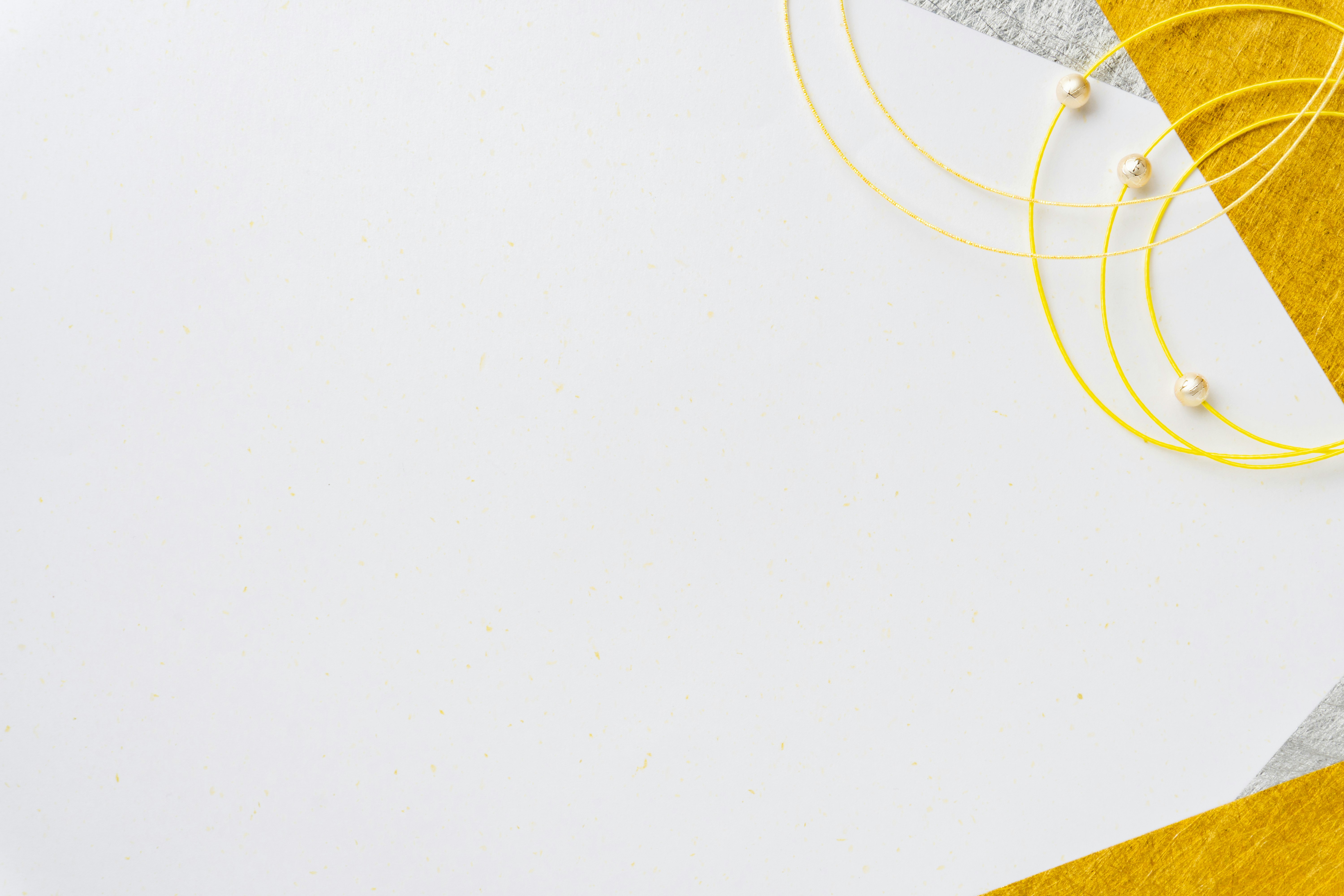 Einfaches Design mit gelben und goldenen Accessoires auf einem weißen Hintergrund
