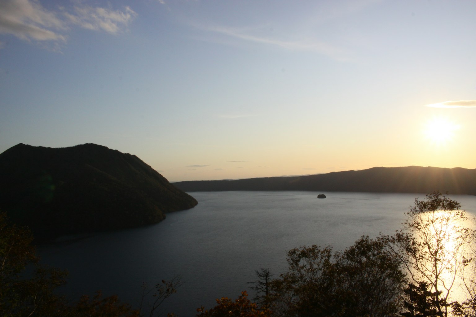 Hermoso paisaje de un lago al atardecer