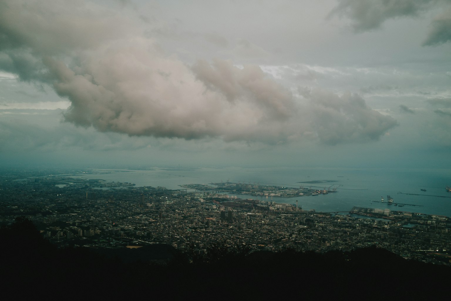 Une vue de la ville avec des nuages dans le ciel surplombant l'eau