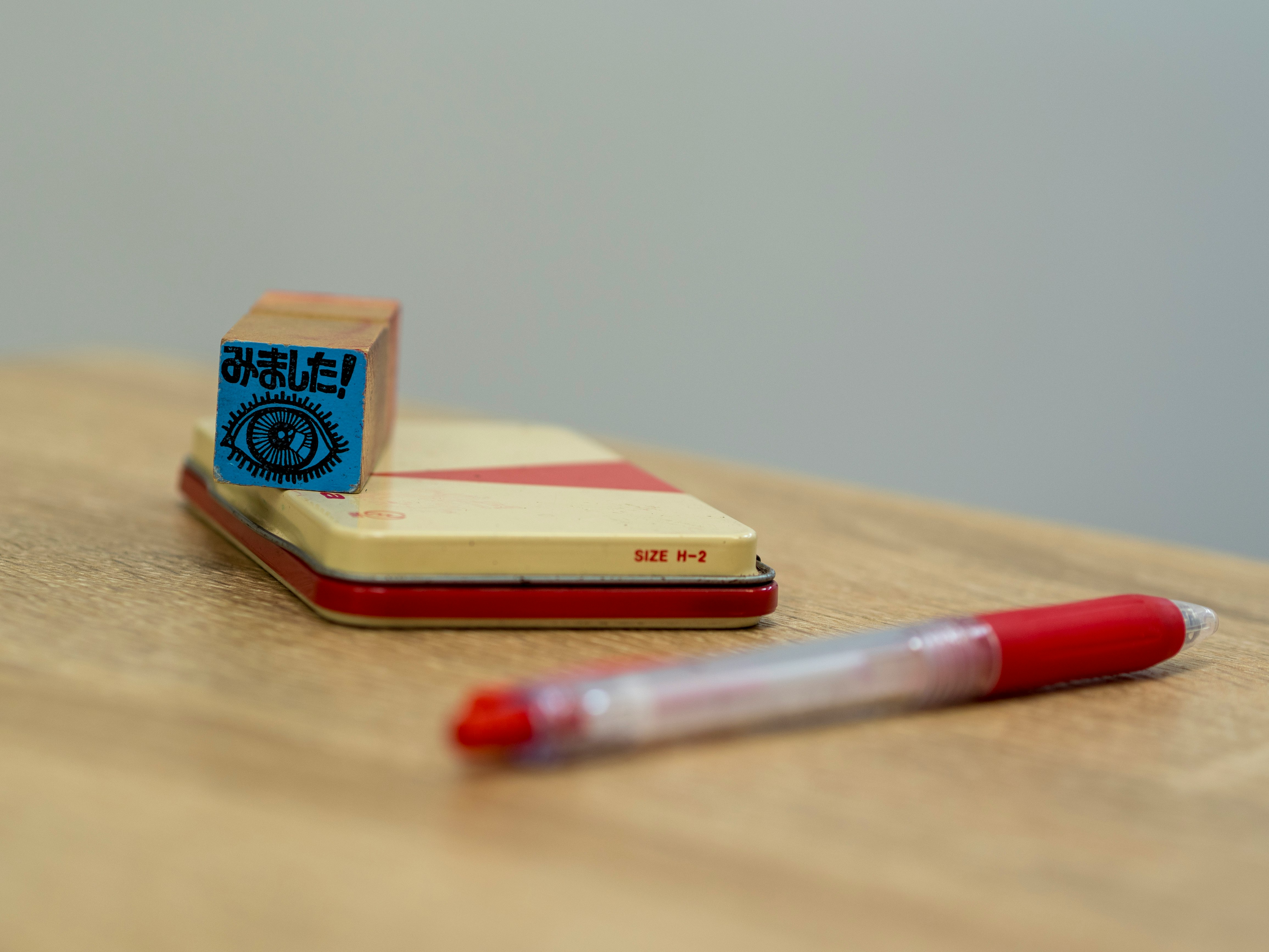 gomme et crayon rouge sur un bureau