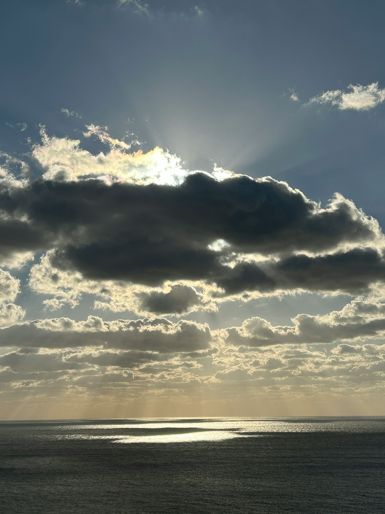 Wolken und Lichtstrahlen über dem Ozean