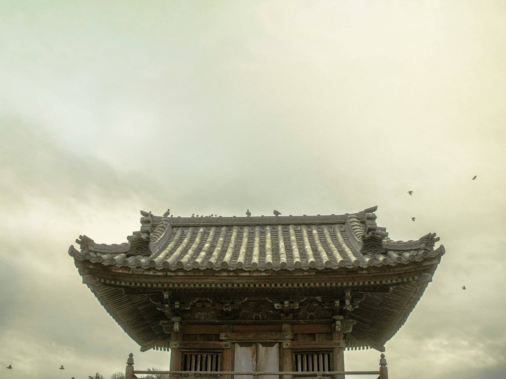 陰天裡的傳統寺廟屋頂