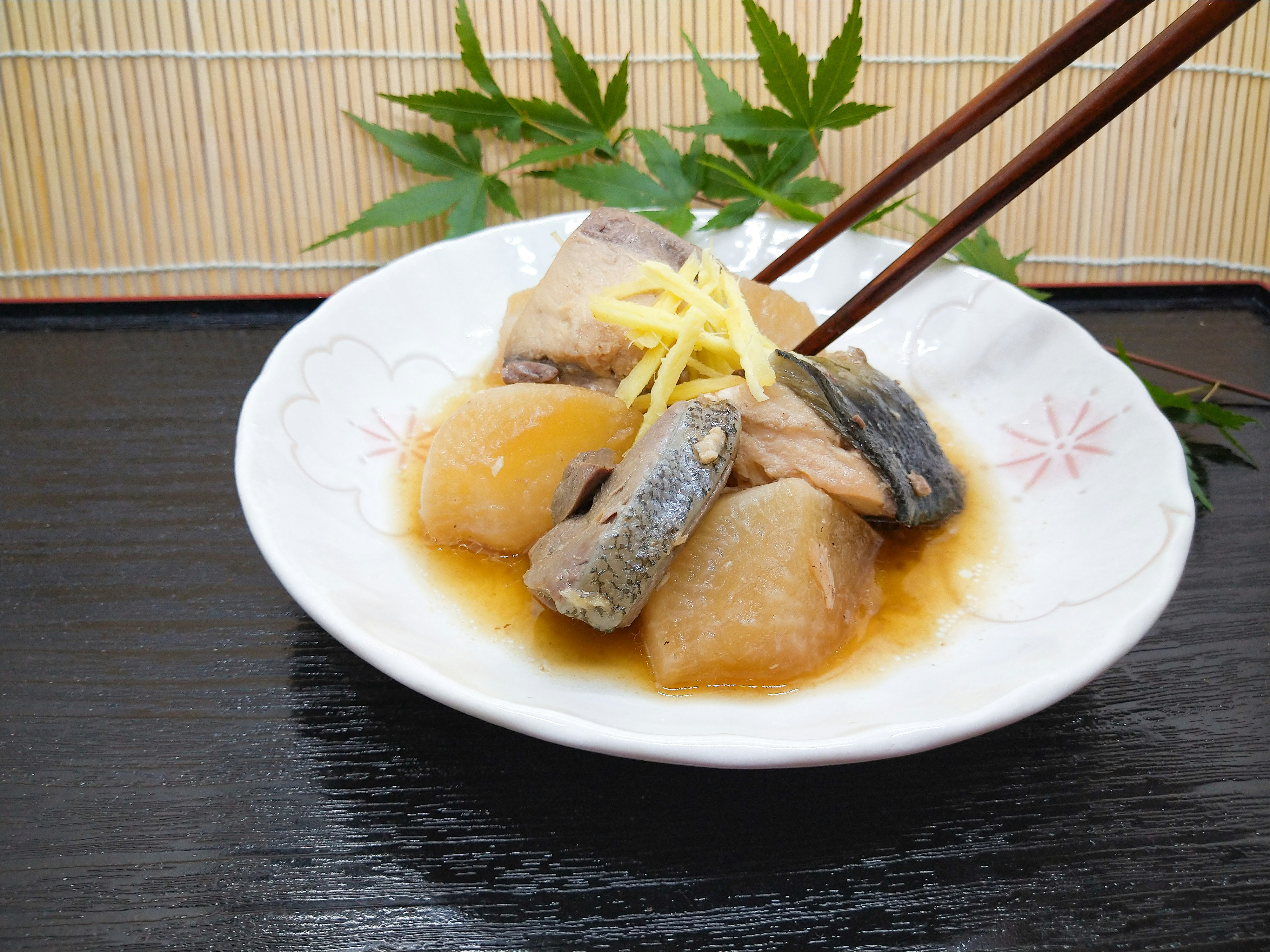 盤中日式燉魚與白蘿蔔