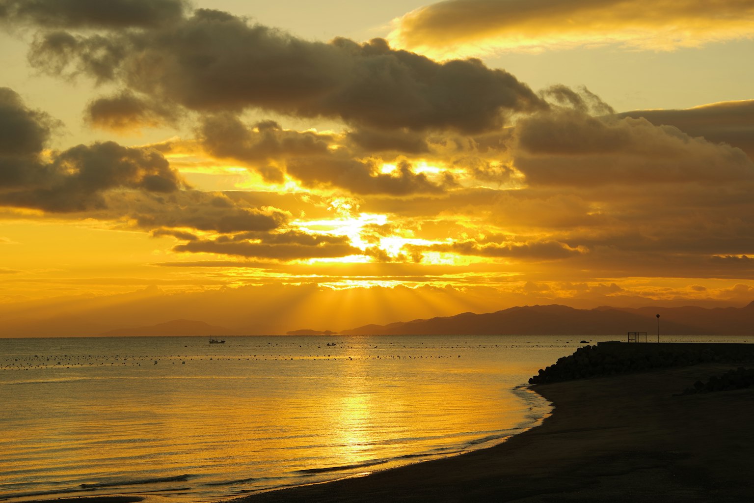 Magnifique coucher de soleil sur l'océan avec ciel orange et vagues calmes