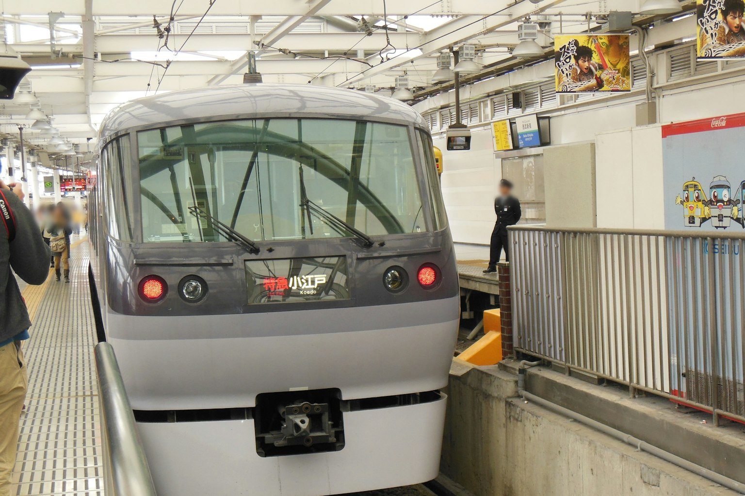 車站停靠的現代列車，設計流線型