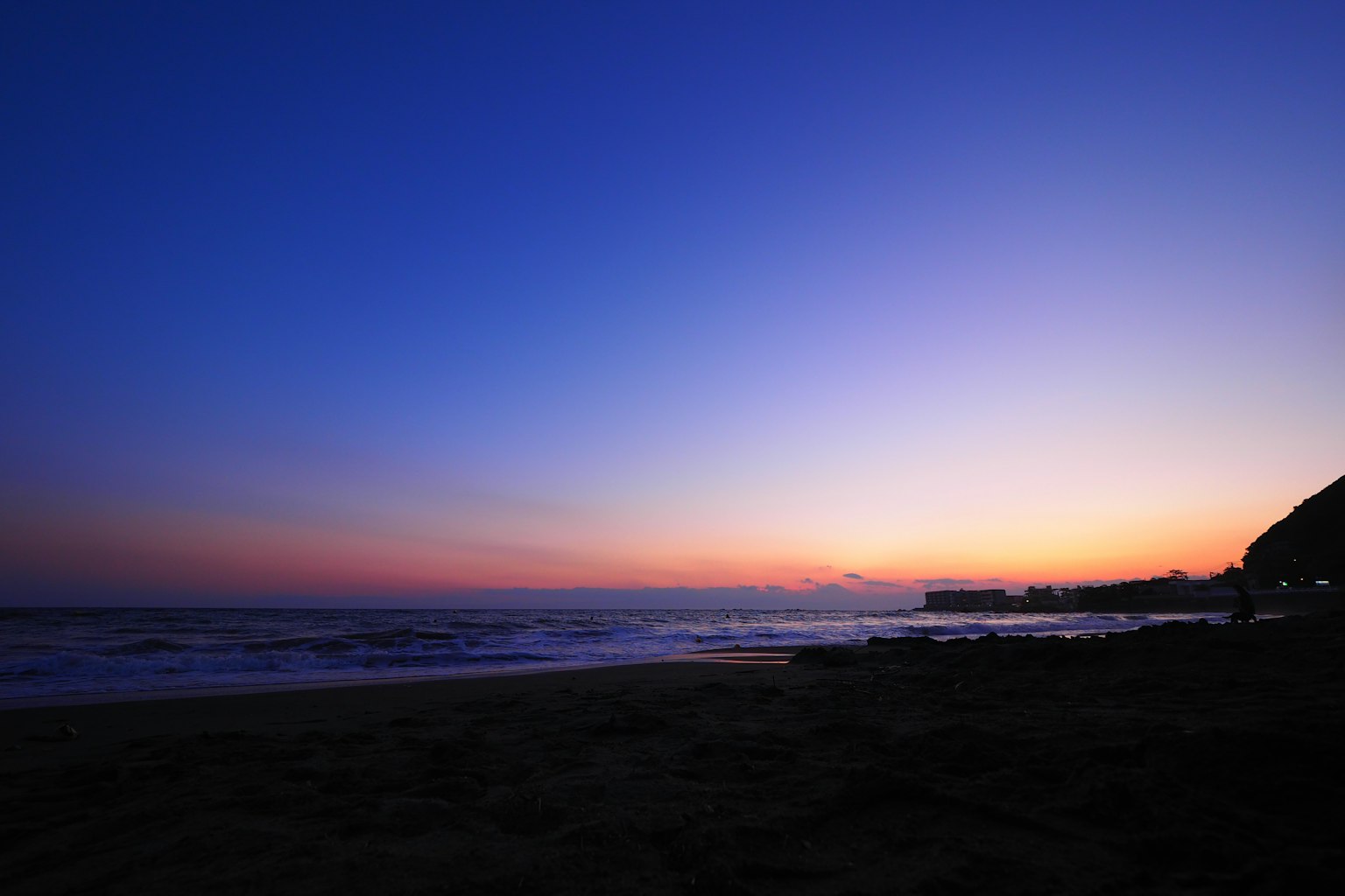 Küstenansicht bei Sonnenuntergang Farbverlauf von Blau zu Orange