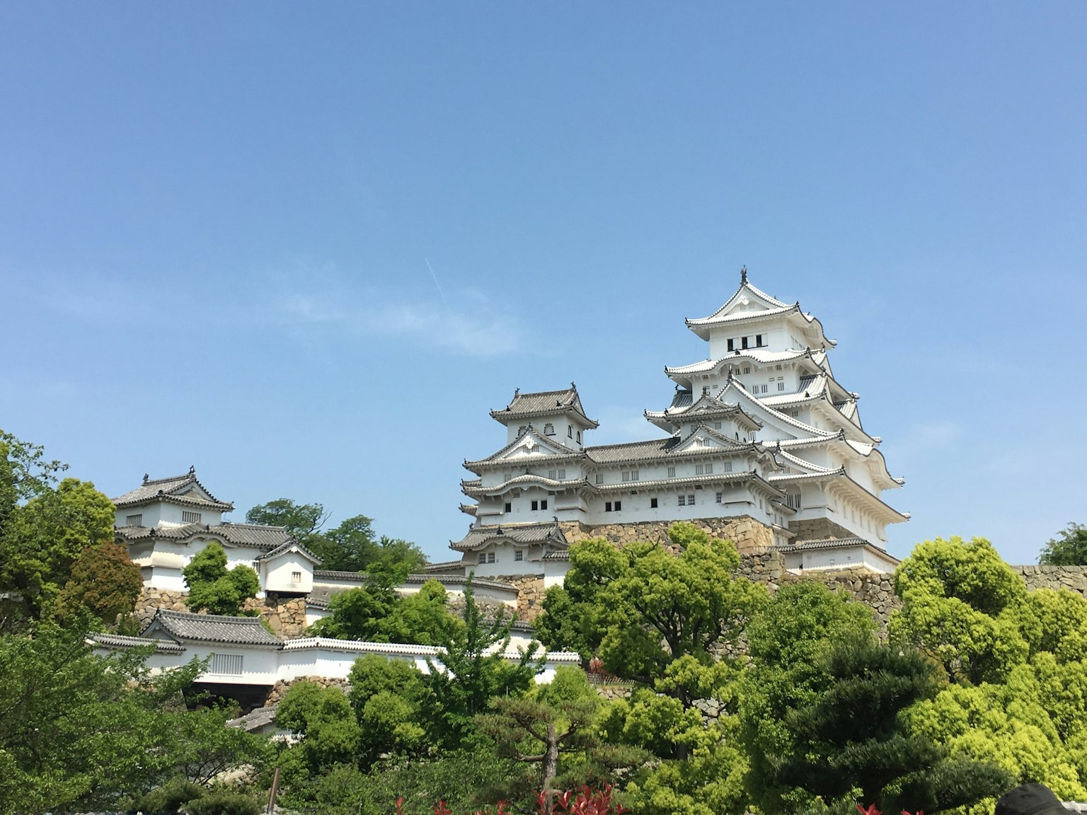 姬路城在蔚藍的天空下被綠色環繞