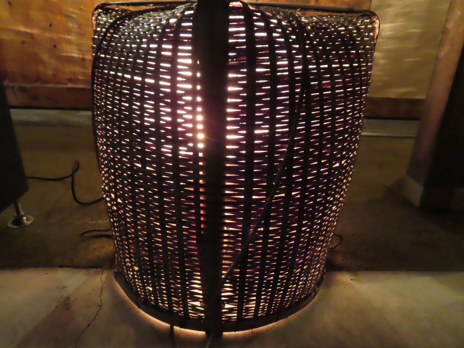 Lampada con paralume intrecciato che emette luce calda