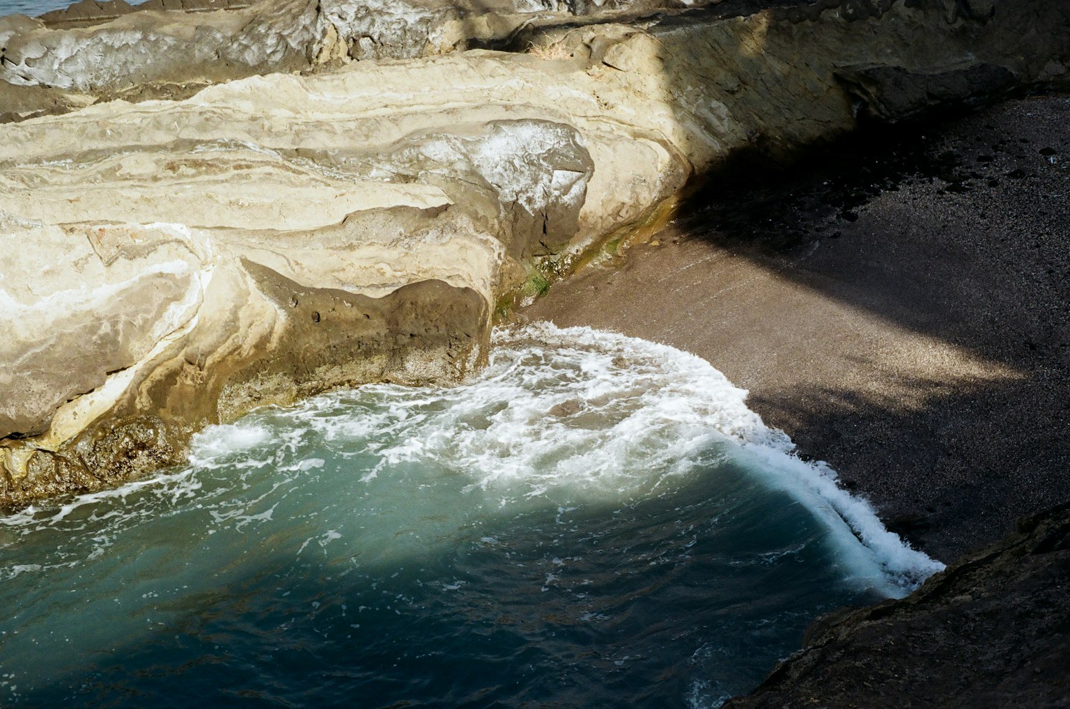 Photo de rochers côtiers et de vagues