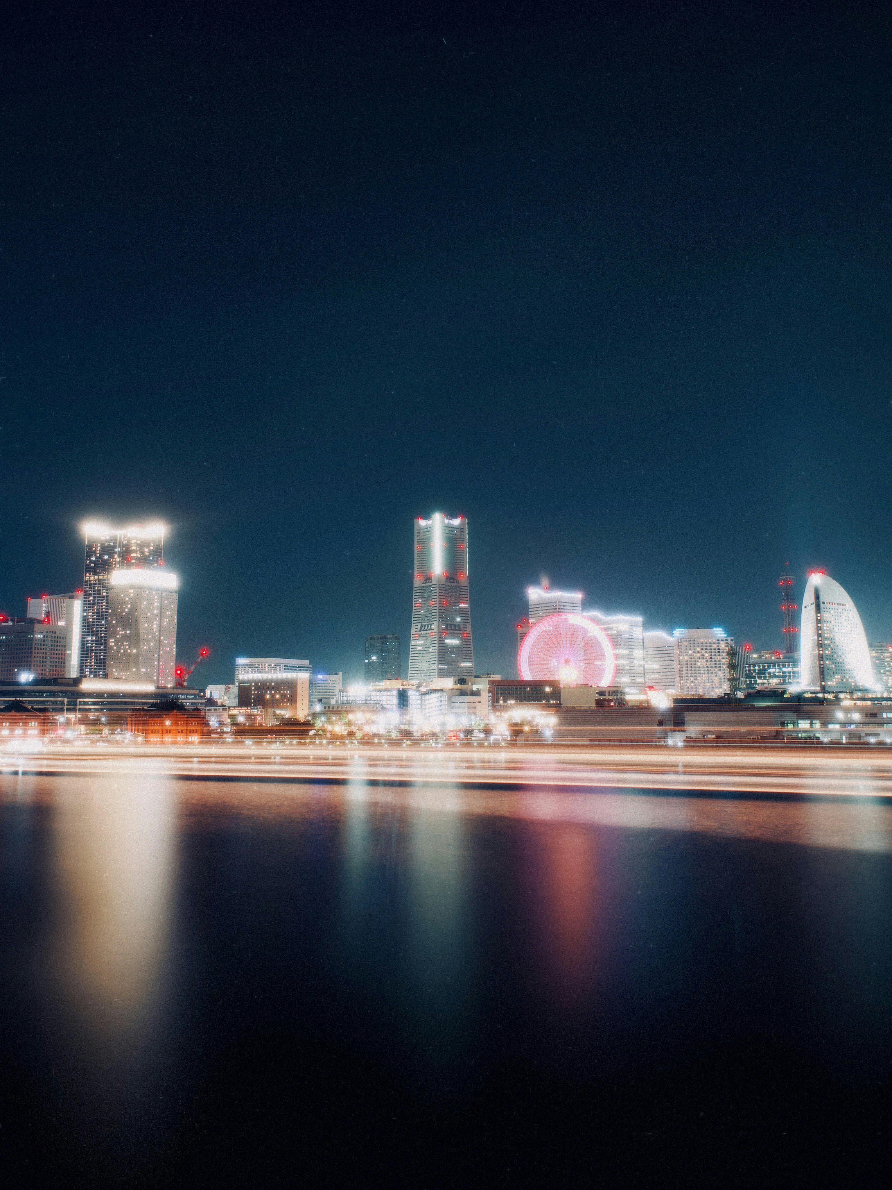 Bellissimo skyline di Yokohama di notte con riflessi di luci