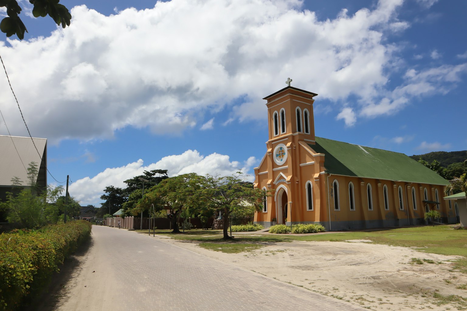 Une belle église orange se tenant sous un ciel bleu