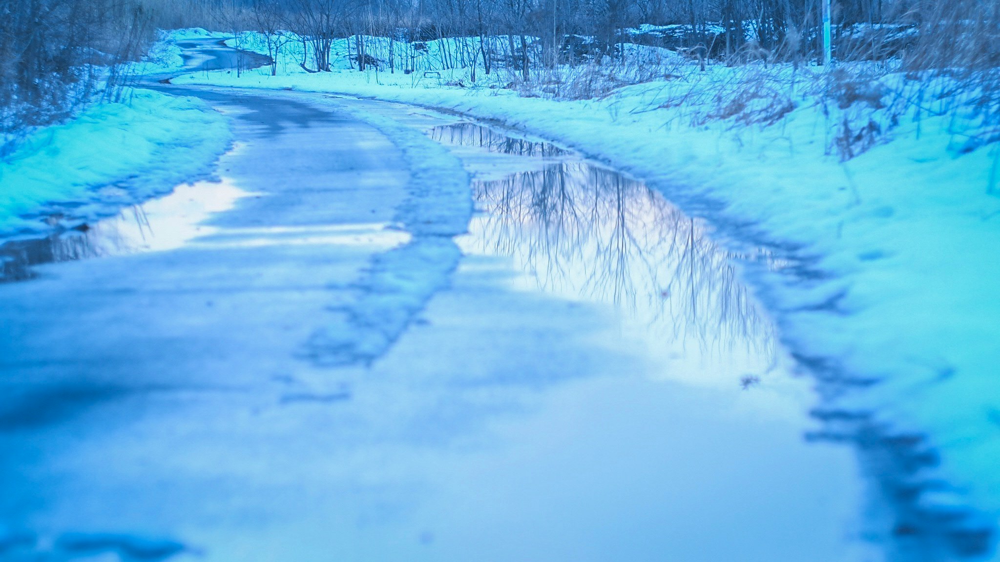雪の積もった曲がりくねった道のある冬の風景