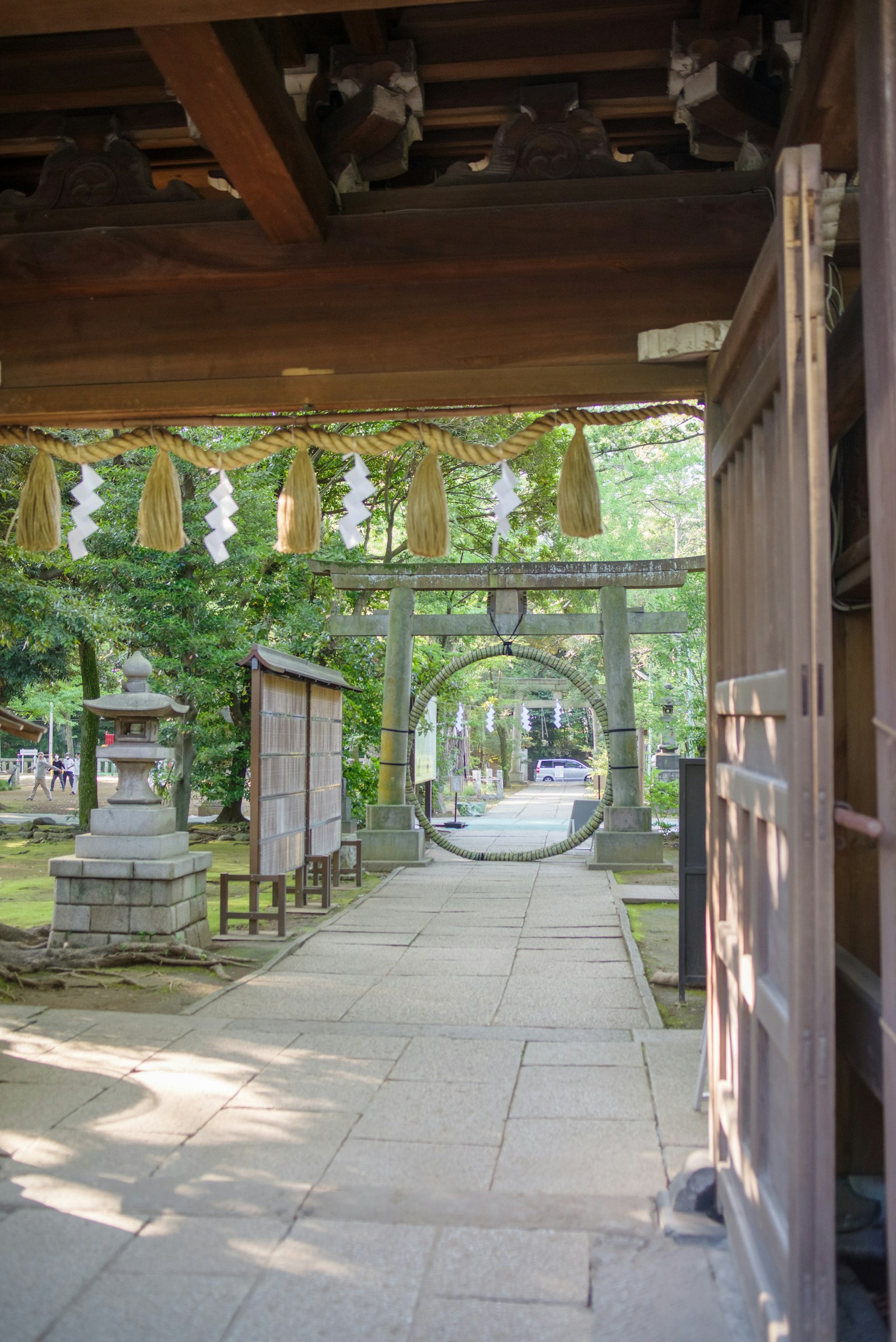 木門展現出圓形拱門和郁郁蔥蔥的花園