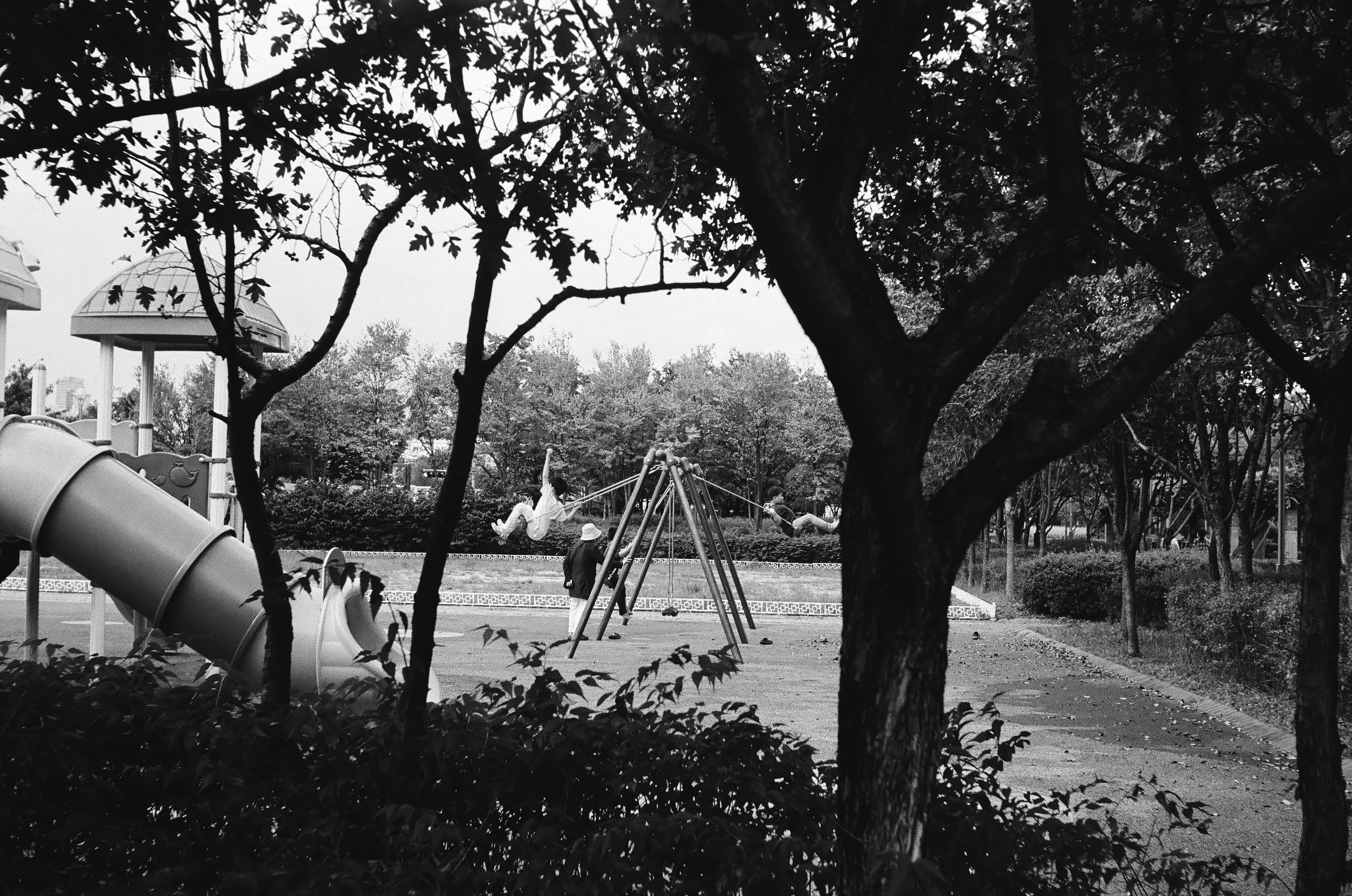 area giochi del parco con panchine e alberi