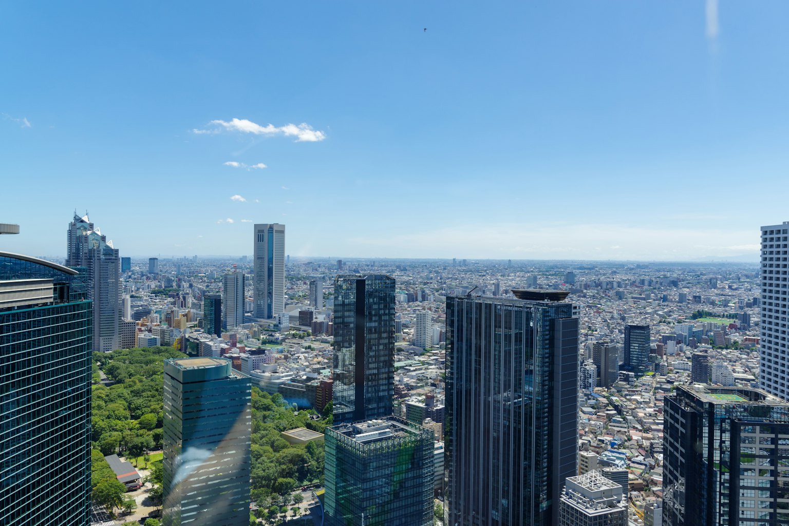 Vista panorámica de un horizonte urbano con rascacielos y cielo azul claro