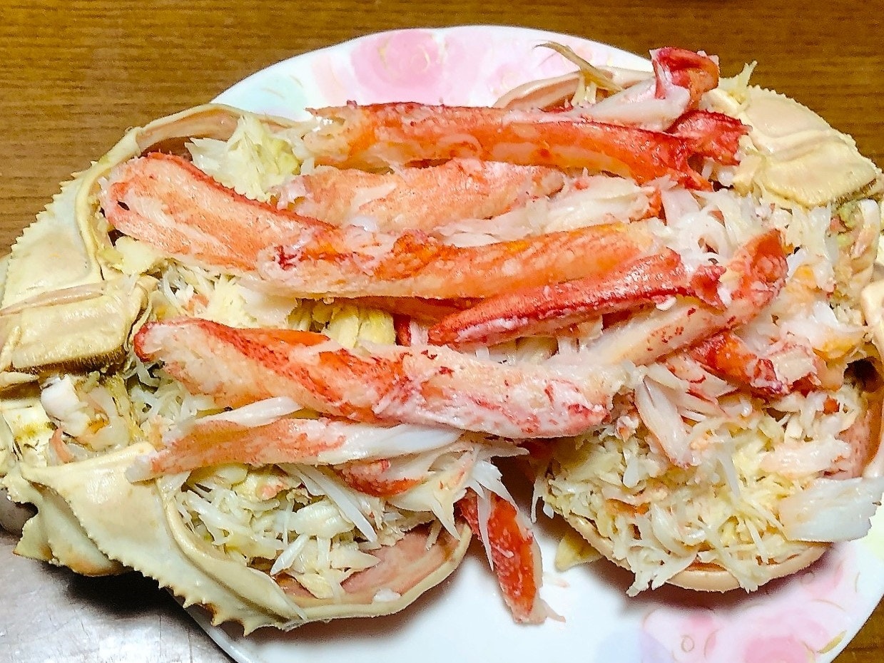皿に盛られたカニとサラダの前菜